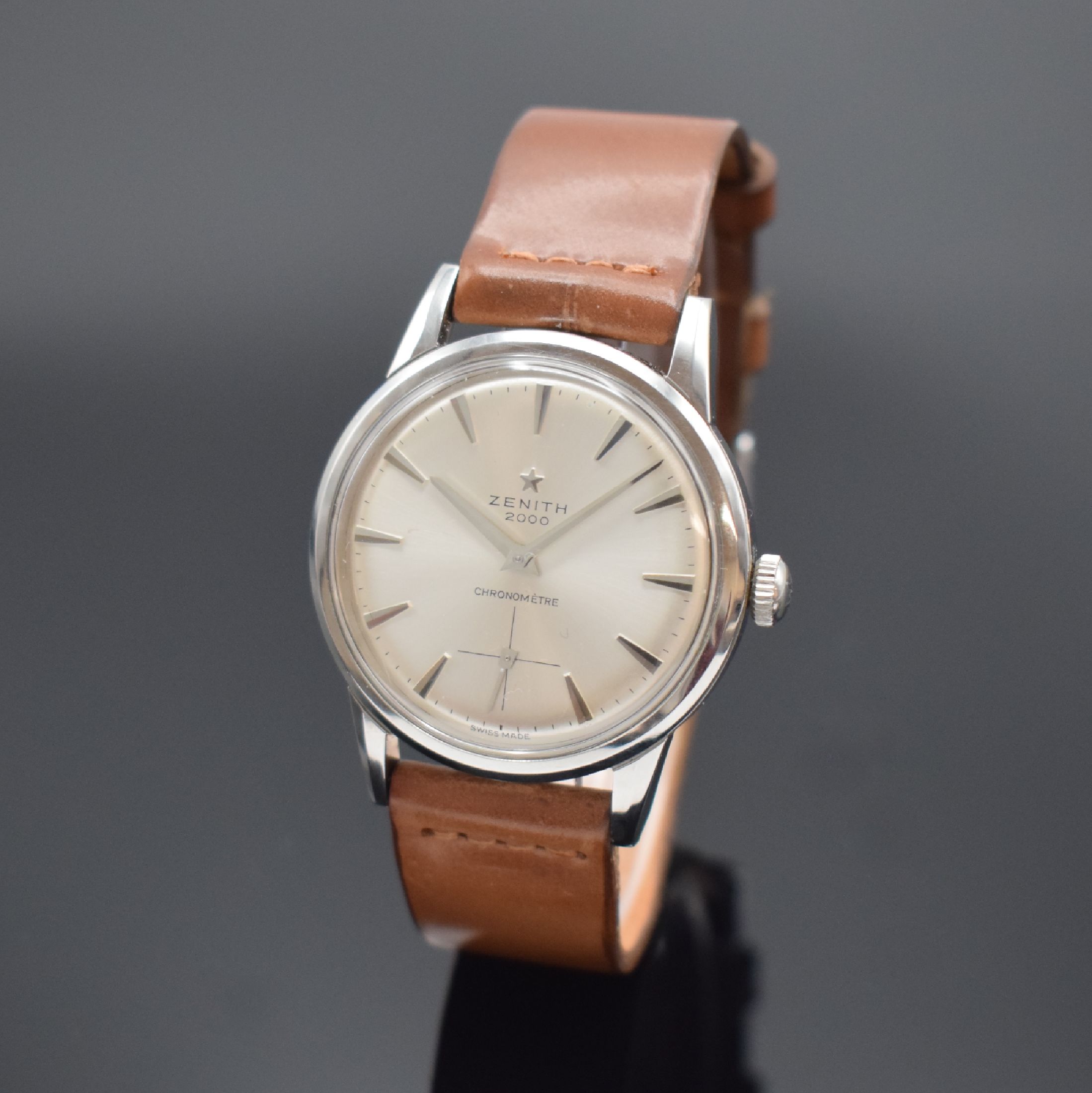 ZENITH 2000 Chronomètre Kaliber 135 seltenes Armband-Chronometer in Stahl, Schweiz um 1960, verschr. Geh., orig. Krone, silb. Zifferbl. fl., silb. ...