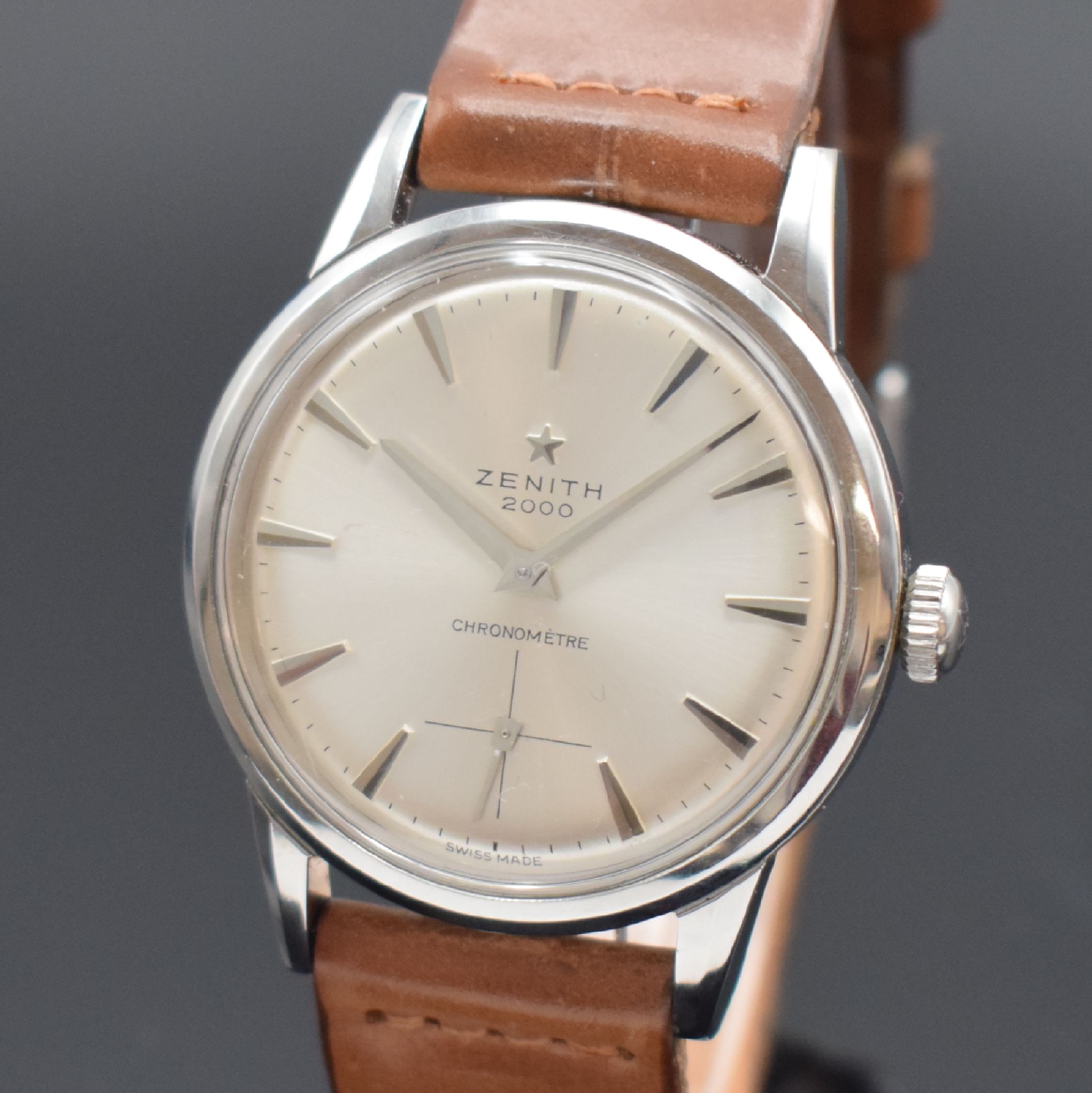 Detail a: ZENITH 2000 Chronomètre Kaliber 135 seltenes Armband-Chronometer in Stahl, Schweiz um 1960, verschr. Geh., orig. Krone, silb. Zifferbl. fl., silb. ...