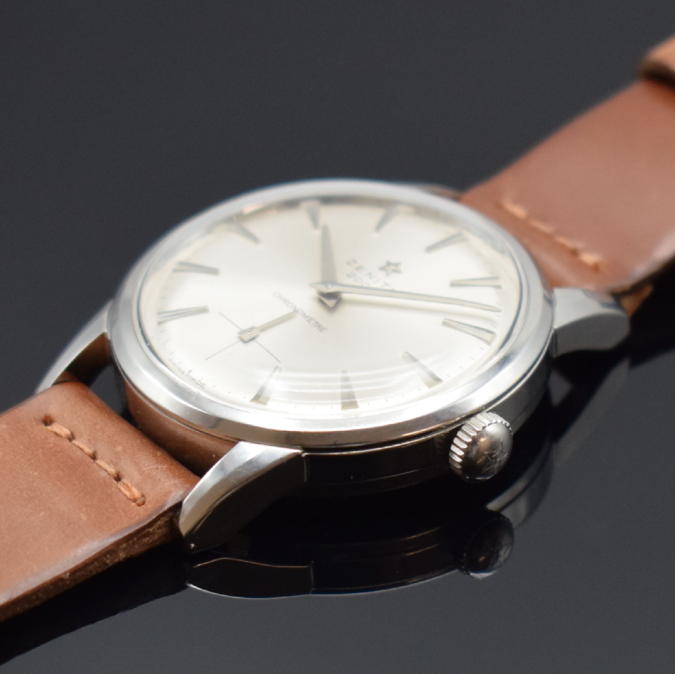 Detail b: ZENITH 2000 Chronomètre Kaliber 135 seltenes Armband-Chronometer in Stahl, Schweiz um 1960, verschr. Geh., orig. Krone, silb. Zifferbl. fl., silb. ...