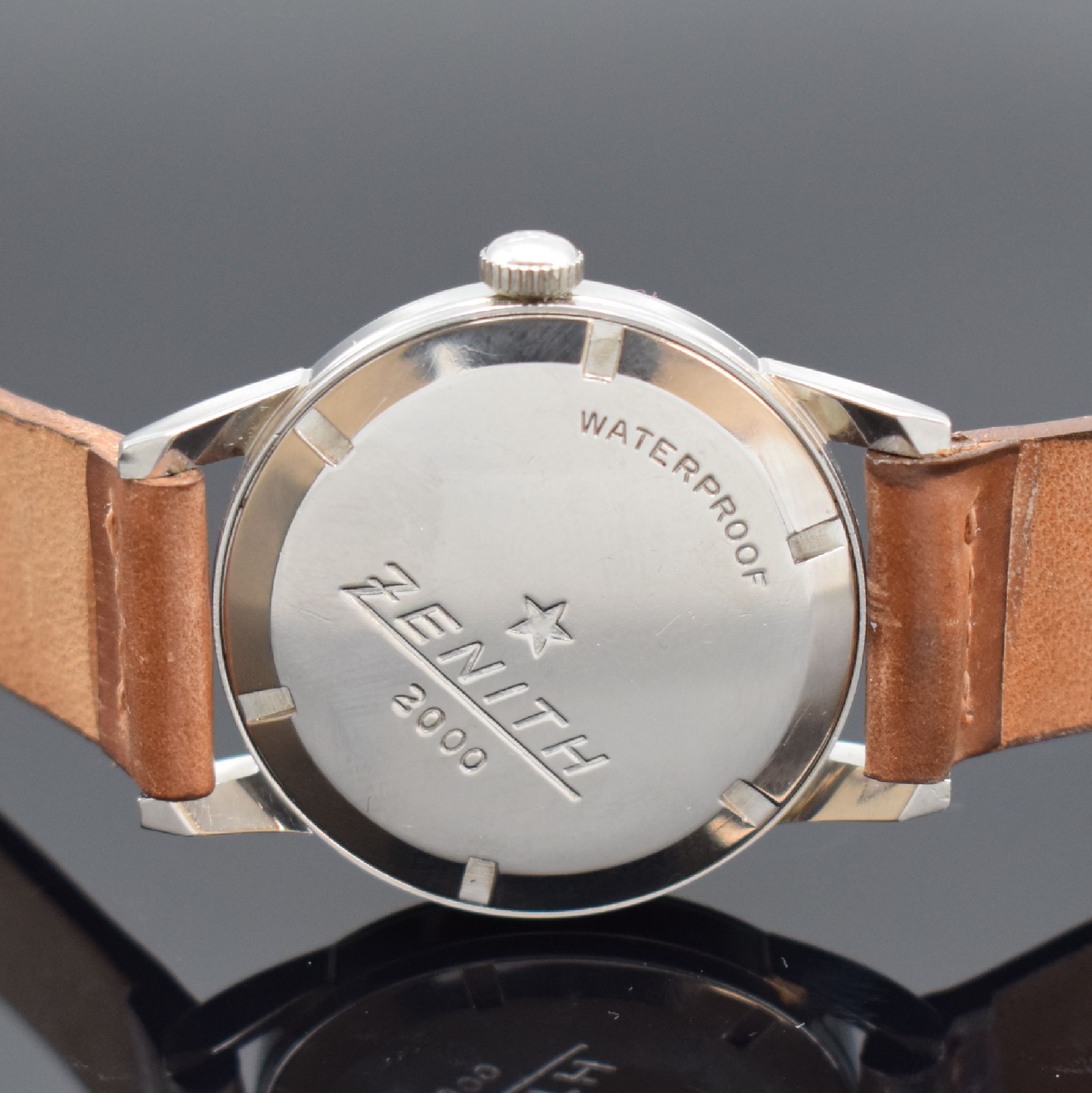 Detail c: ZENITH 2000 Chronomètre Kaliber 135 seltenes Armband-Chronometer in Stahl, Schweiz um 1960, verschr. Geh., orig. Krone, silb. Zifferbl. fl., silb. ...