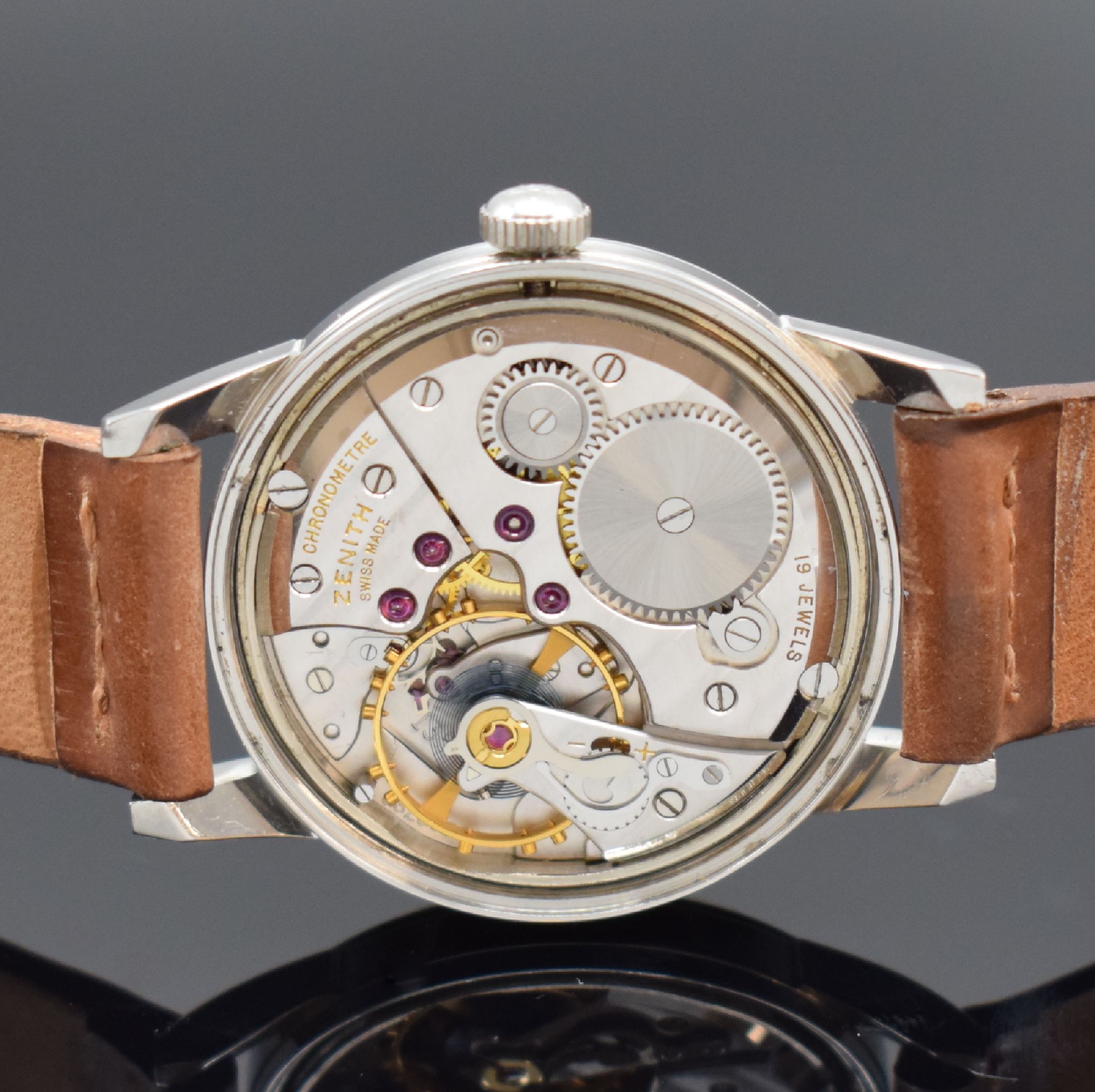 Detail d: ZENITH 2000 Chronomètre Kaliber 135 seltenes Armband-Chronometer in Stahl, Schweiz um 1960, verschr. Geh., orig. Krone, silb. Zifferbl. fl., silb. ...