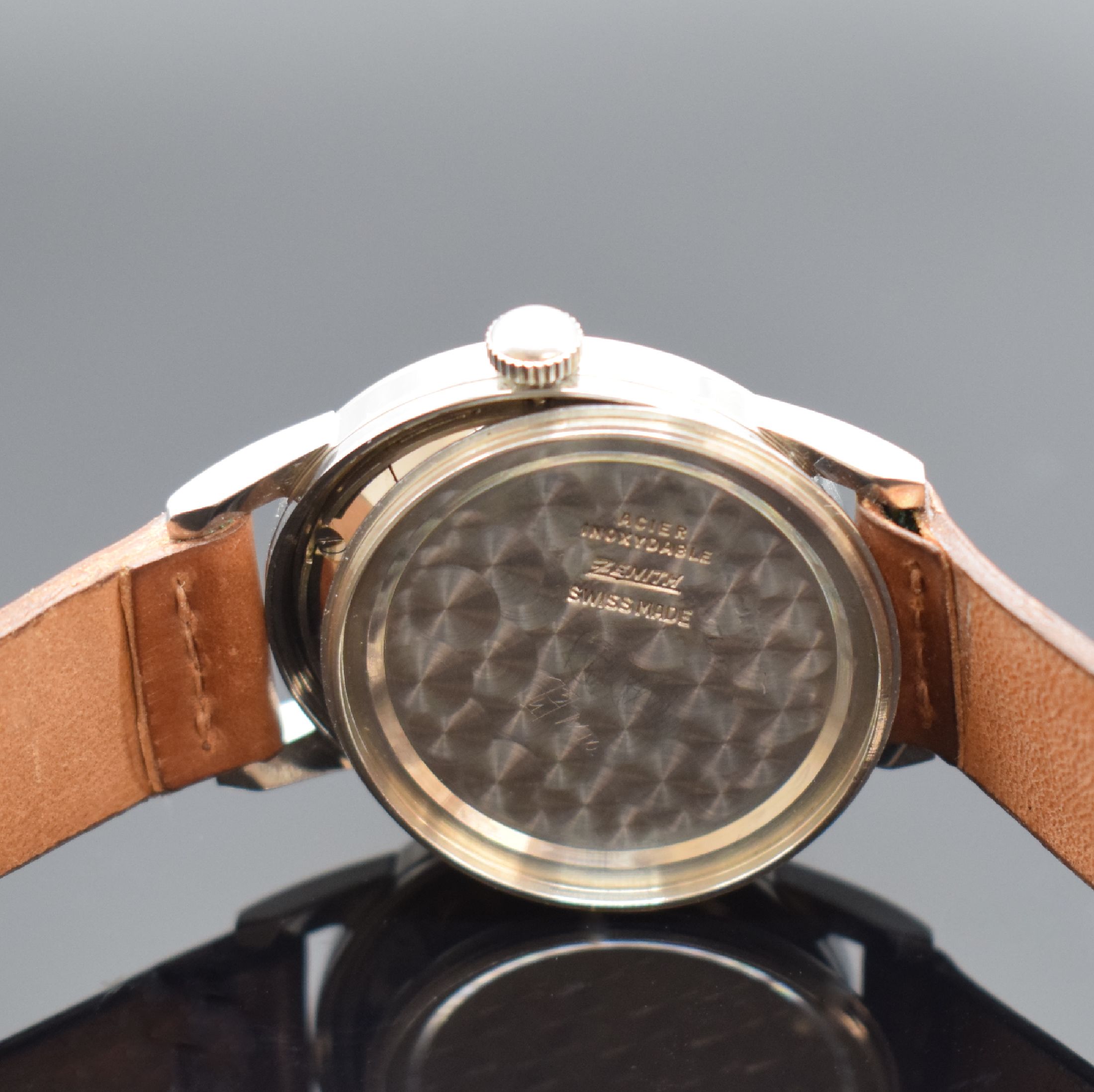 Detail e: ZENITH 2000 Chronomètre Kaliber 135 seltenes Armband-Chronometer in Stahl, Schweiz um 1960, verschr. Geh., orig. Krone, silb. Zifferbl. fl., silb. ...
