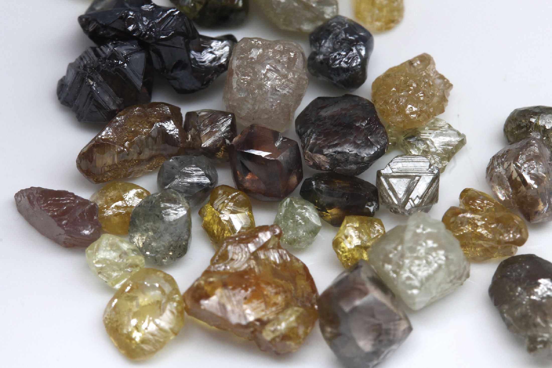 Detail a: Lot 32 Rohdiamanten zus. ca. 15.0 ct, versch. Größen, Farben und Formen