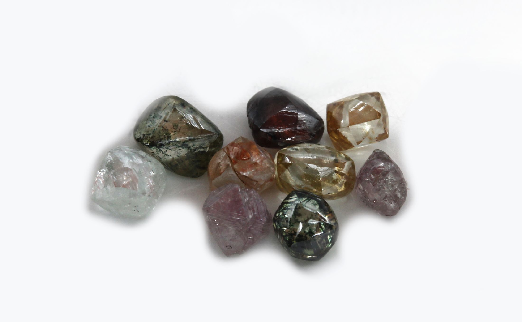 Detail a: Lot 9 lose Rohdiamanten zus. ca. 3.68 ct, versch. Größen, Farben und Formen