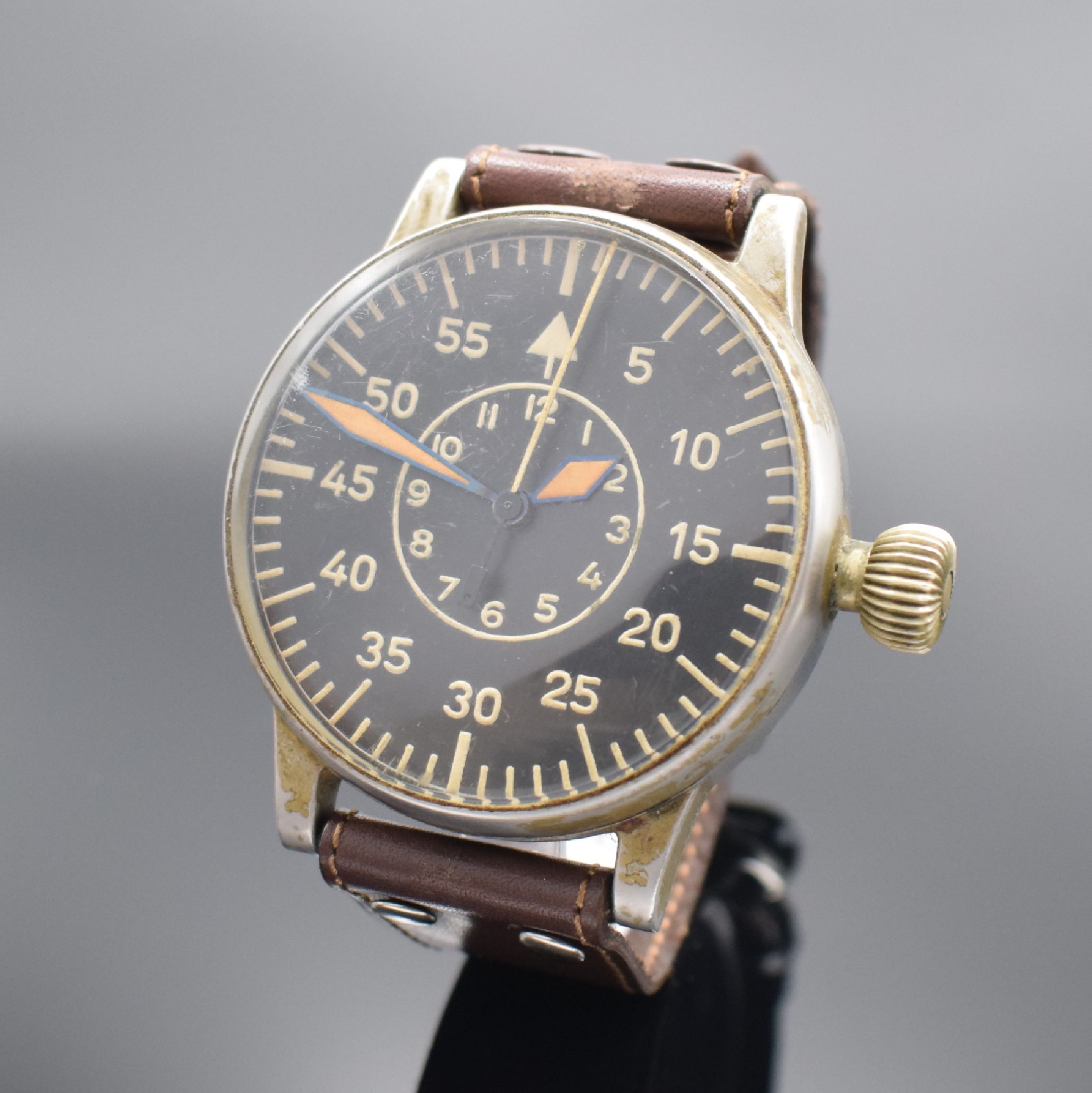 A. LANGE & SÖHNE Fliegeruhr FL 23883, Deutschland um 1940, Stahlgeh. noch teilw. lackiert, fertiggestellt von Deiter in Essen, späteres Lederband, ...