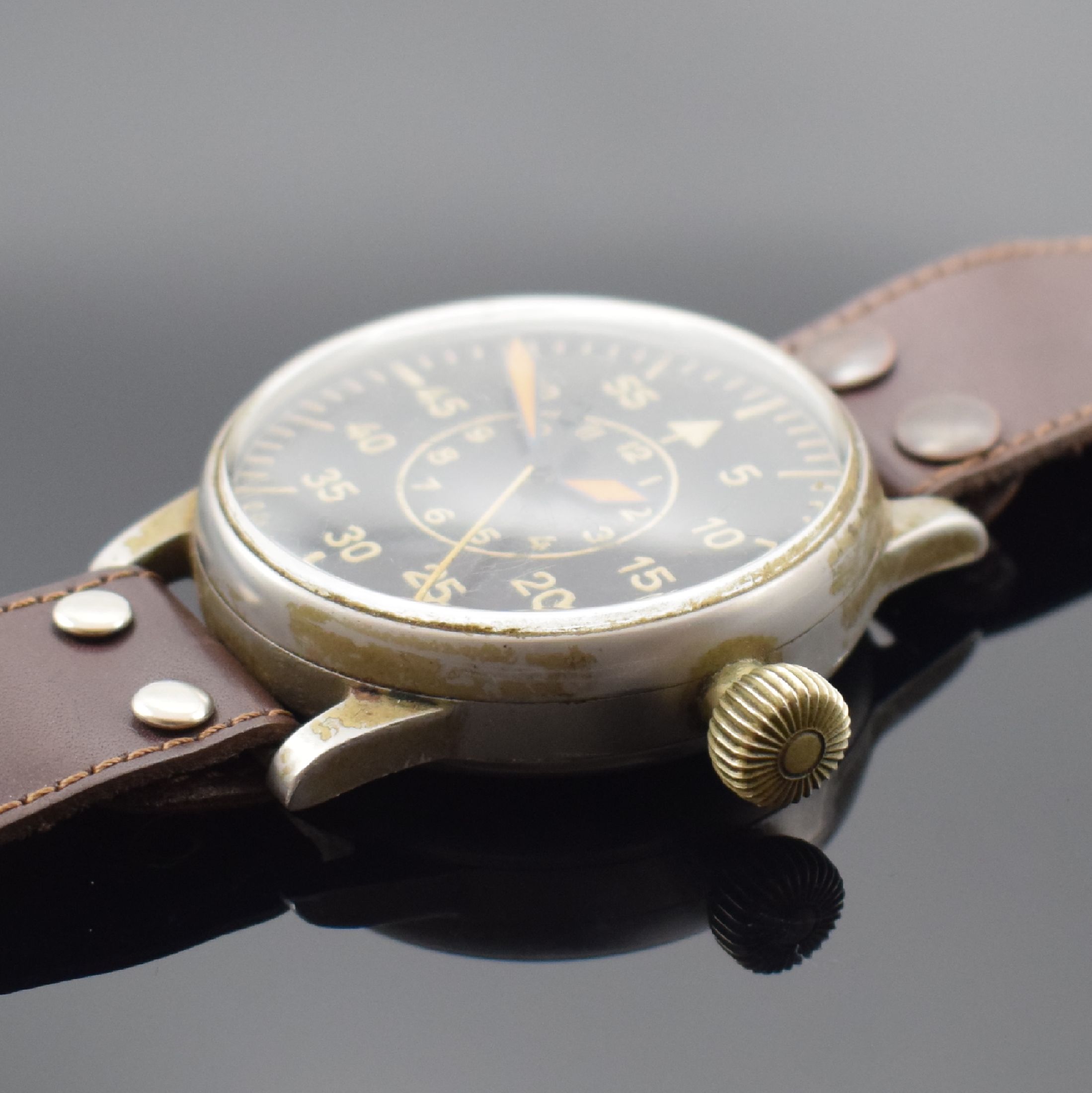 Detail a: A. LANGE & SÖHNE Fliegeruhr FL 23883, Deutschland um 1940, Stahlgeh. noch teilw. lackiert, fertiggestellt von Deiter in Essen, späteres Lederband, ...