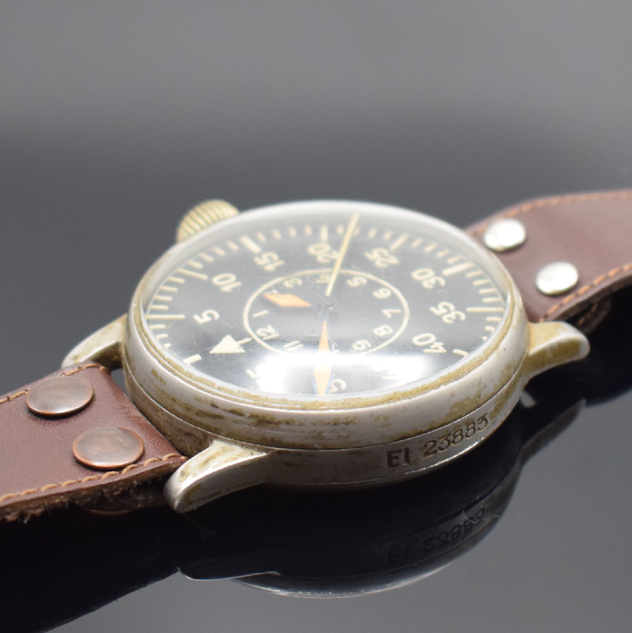 Detail c: A. LANGE & SÖHNE Fliegeruhr FL 23883, Deutschland um 1940, Stahlgeh. noch teilw. lackiert, fertiggestellt von Deiter in Essen, späteres Lederband, ...