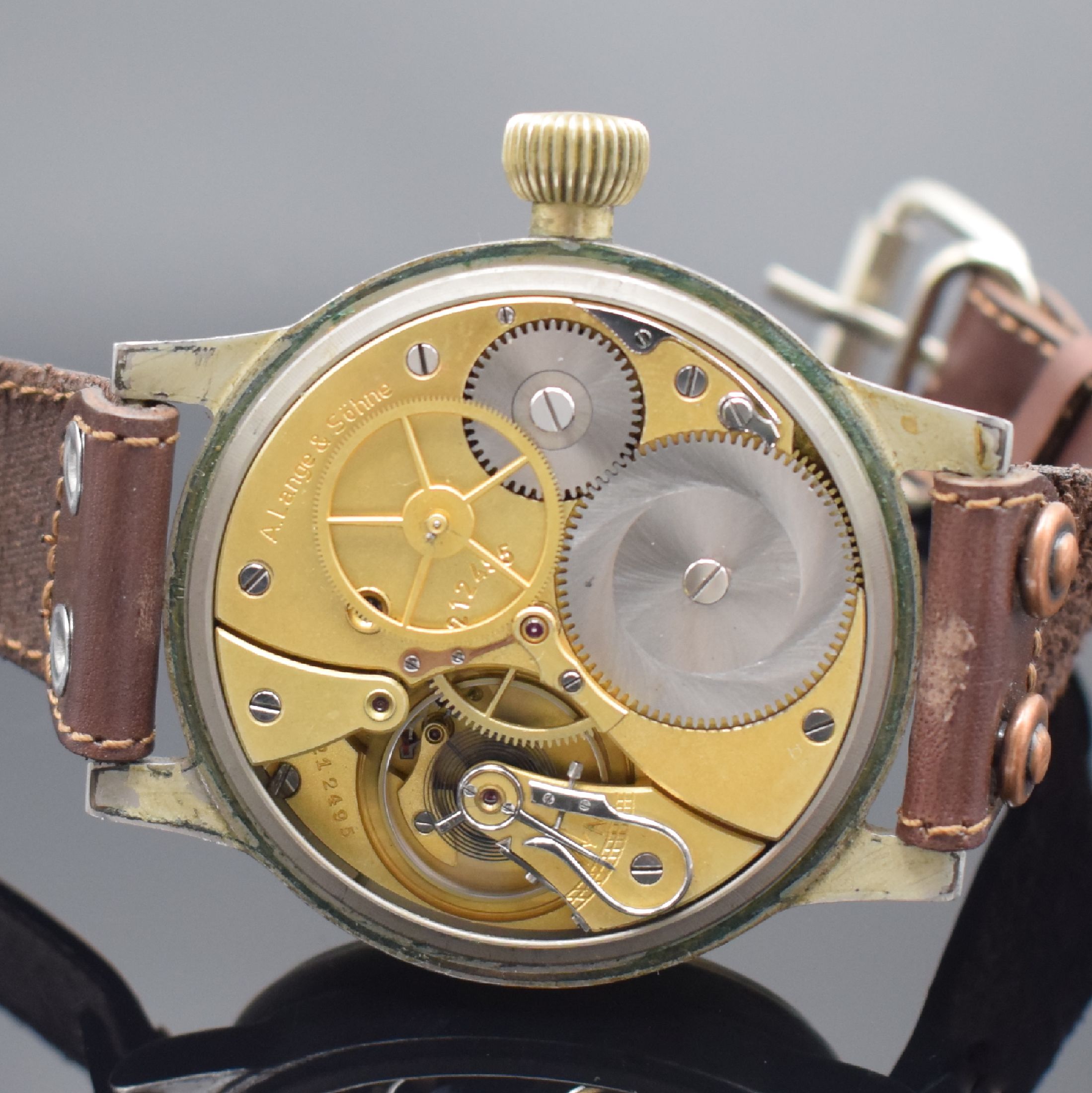 Detail d: A. LANGE & SÖHNE Fliegeruhr FL 23883, Deutschland um 1940, Stahlgeh. noch teilw. lackiert, fertiggestellt von Deiter in Essen, späteres Lederband, ...
