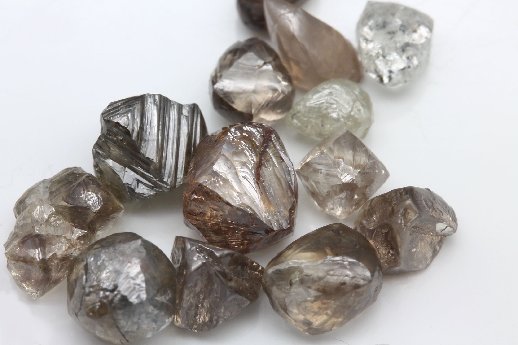 Detail a: Lot 13 lose Rohdiamanten zus. ca. 15.3 ct, versch. Größen, Formen und Farben