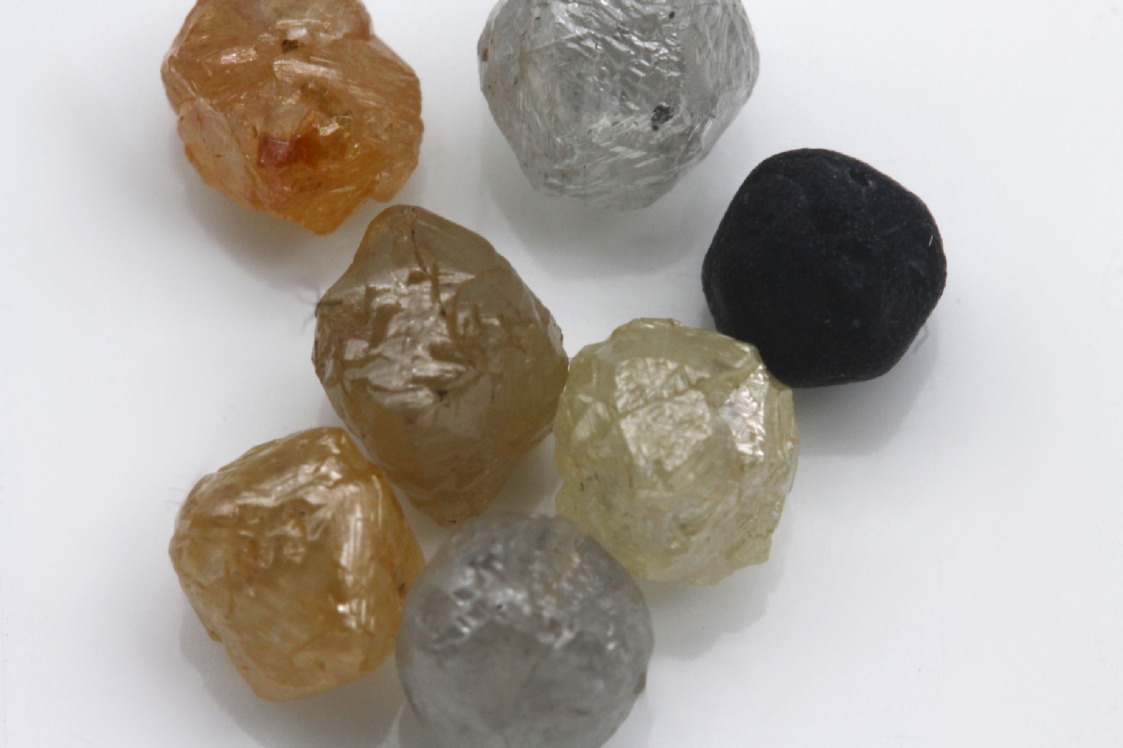 Detail a: Lot 7 lose Rohdiamanten zus. ca. 7.59 ct , versch. Größen, Formen und Farben