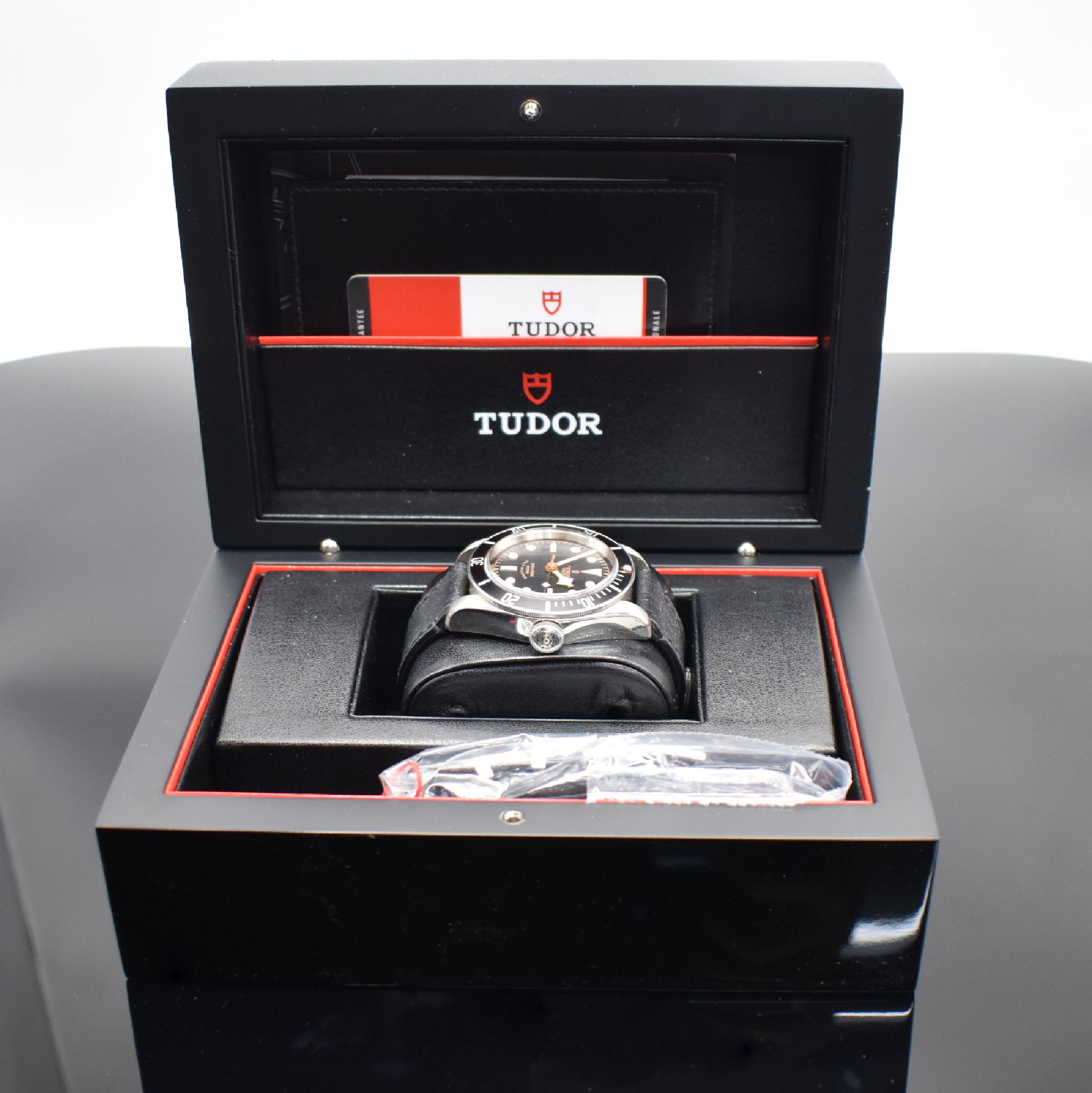 Detail e: TUDOR Herrenarmbanduhr Heritage Black Bay Referenz 79220N, Schweiz verk. lt. beil. orig. Garantiekarte 03/2018, Automatik, verschr. Edelstahlgeh. ...
