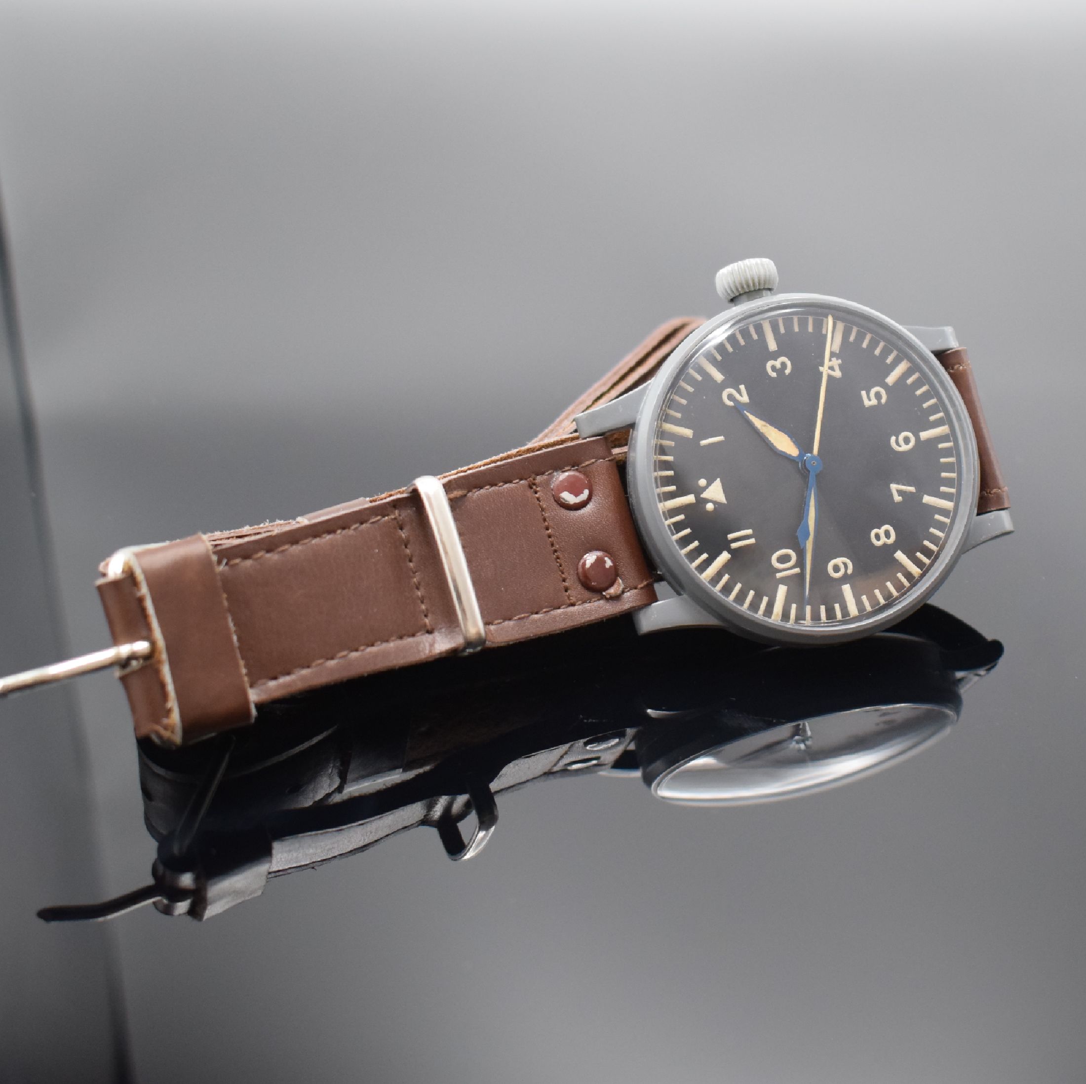 STOWA Fliegeruhr FL 23883 nahezu neuwertige Uhr am original Band, Deutschland um 1940, Handaufzug, grau lackiertes Metallgeh., Boden & Glasrand ...