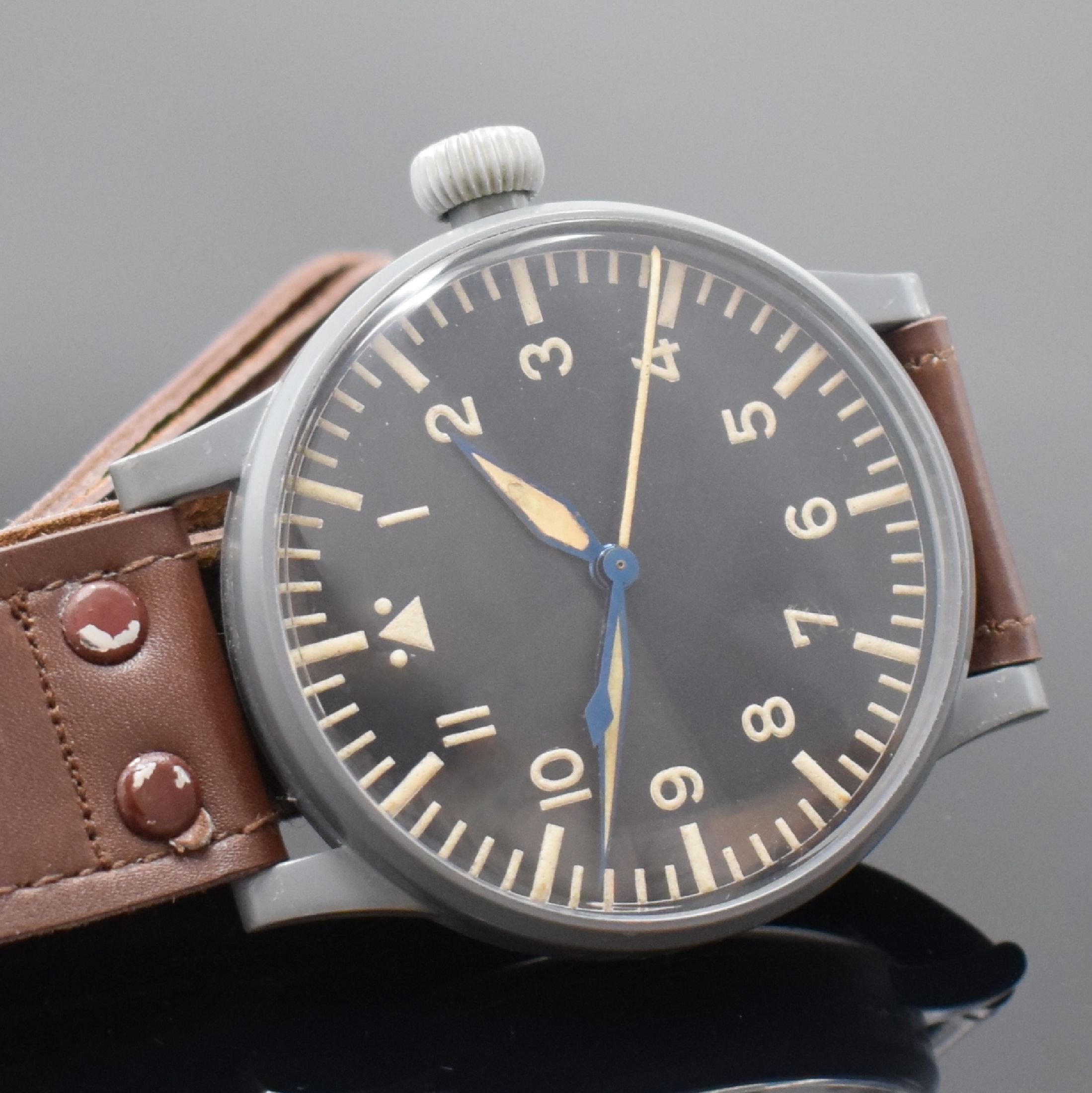 Detail a: STOWA Fliegeruhr FL 23883 nahezu neuwertige Uhr am original Band, Deutschland um 1940, Handaufzug, grau lackiertes Metallgeh., Boden & Glasrand ...