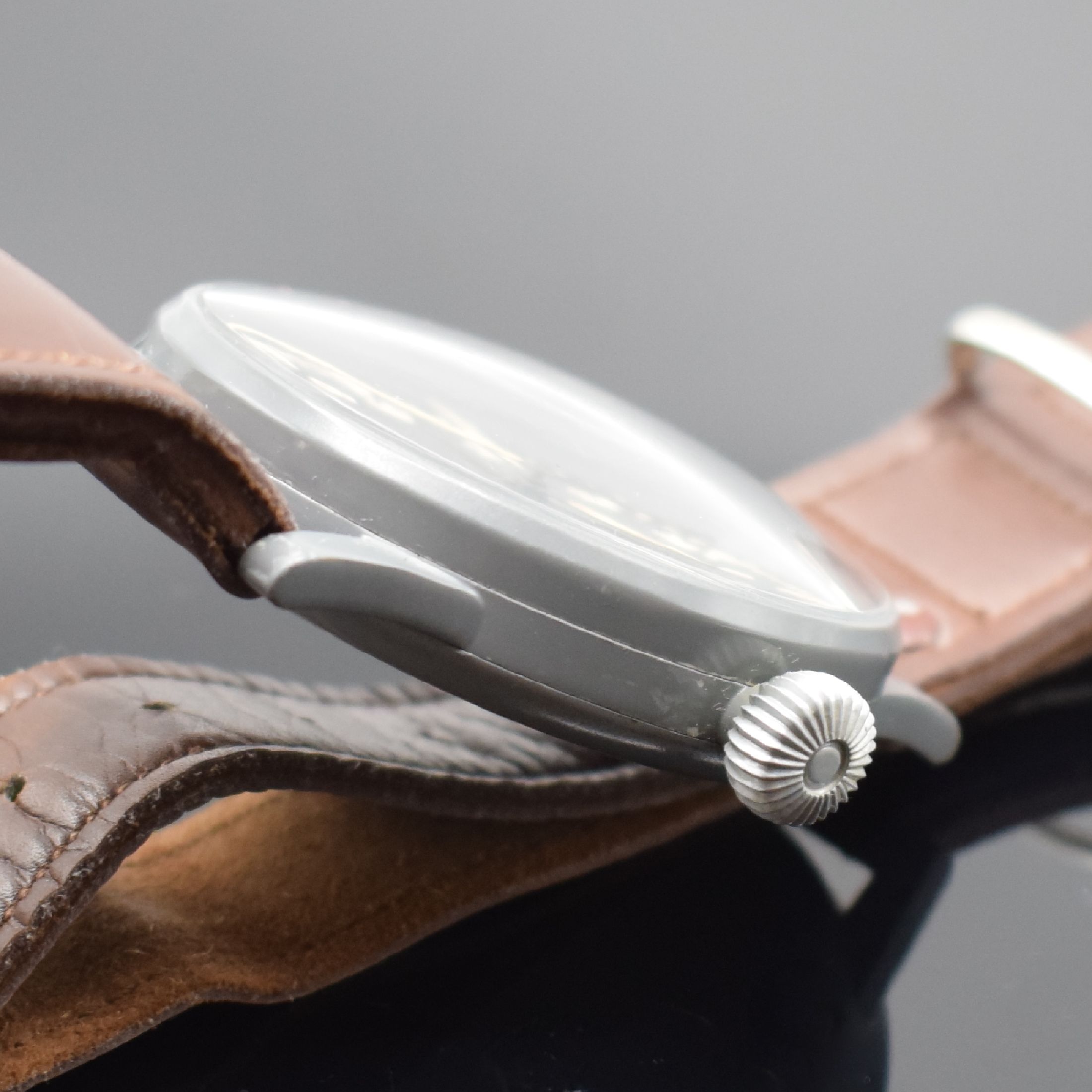 Detail b: STOWA Fliegeruhr FL 23883 nahezu neuwertige Uhr am original Band, Deutschland um 1940, Handaufzug, grau lackiertes Metallgeh., Boden & Glasrand ...
