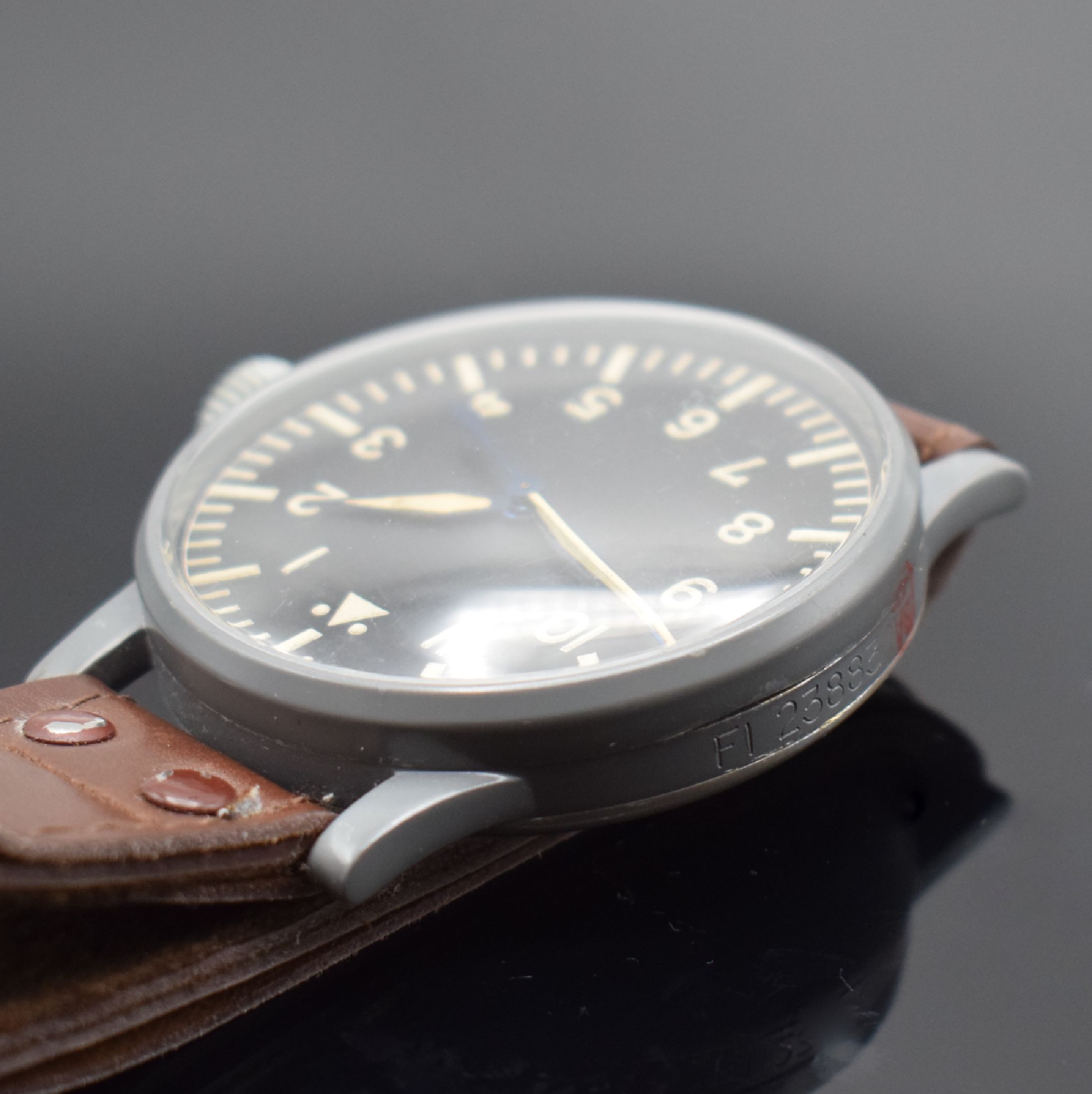 Detail c: STOWA Fliegeruhr FL 23883 nahezu neuwertige Uhr am original Band, Deutschland um 1940, Handaufzug, grau lackiertes Metallgeh., Boden & Glasrand ...