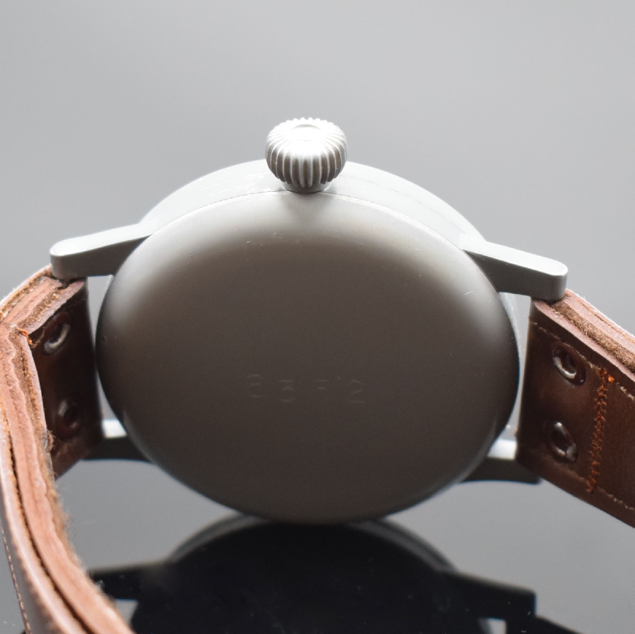 Detail d: STOWA Fliegeruhr FL 23883 nahezu neuwertige Uhr am original Band, Deutschland um 1940, Handaufzug, grau lackiertes Metallgeh., Boden & Glasrand ...