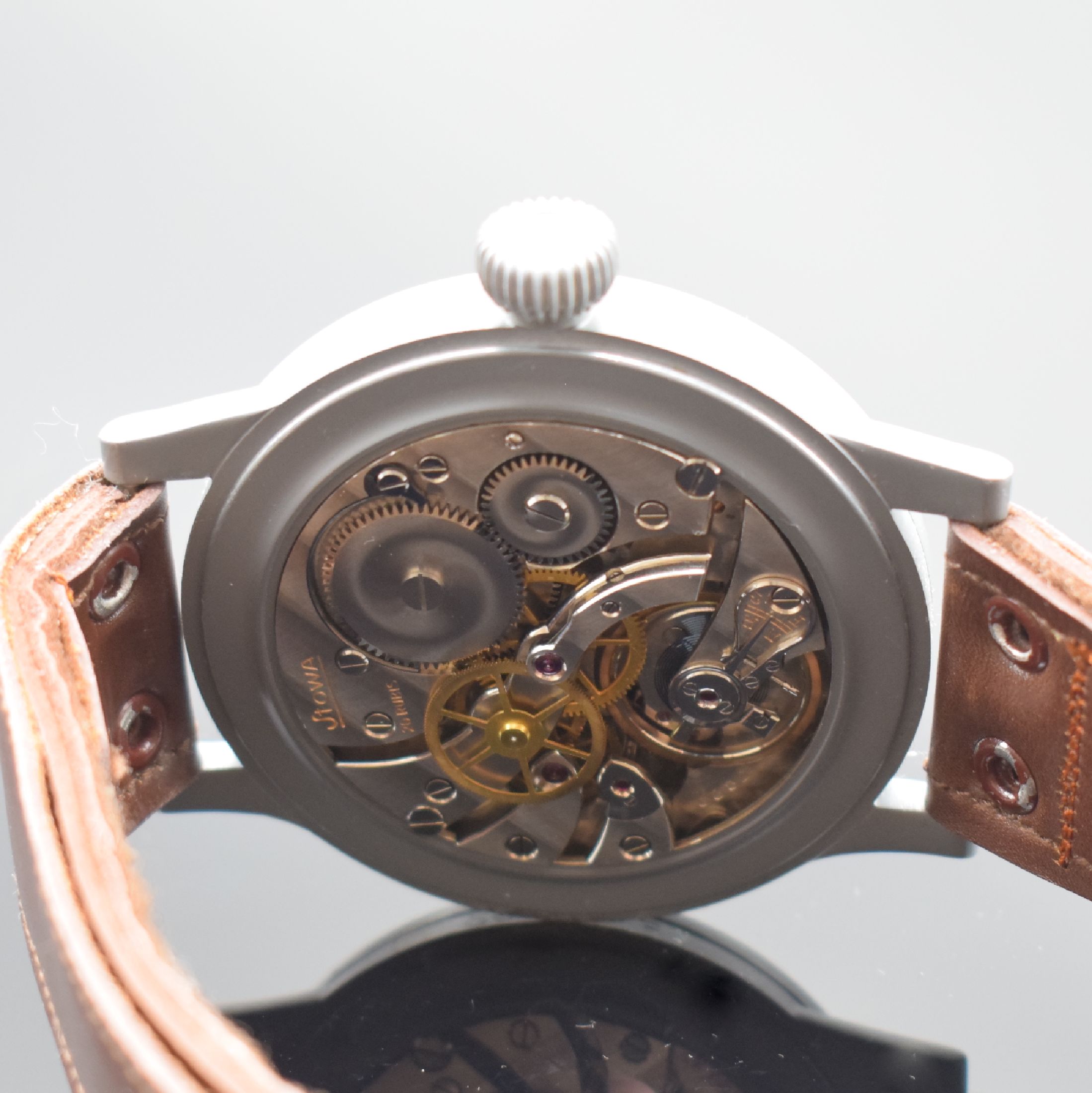 Detail e: STOWA Fliegeruhr FL 23883 nahezu neuwertige Uhr am original Band, Deutschland um 1940, Handaufzug, grau lackiertes Metallgeh., Boden & Glasrand ...