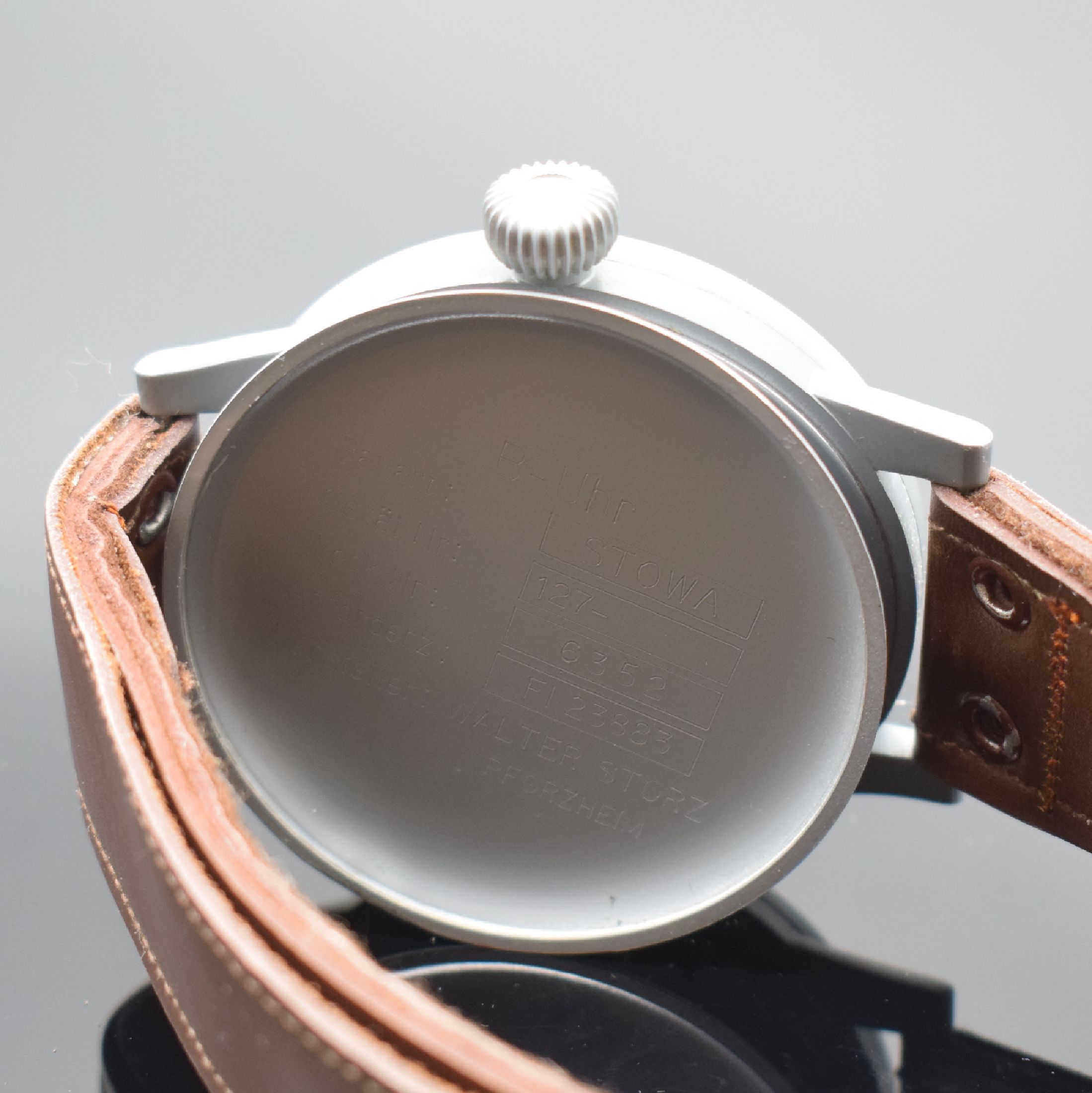 Detail f: STOWA Fliegeruhr FL 23883 nahezu neuwertige Uhr am original Band, Deutschland um 1940, Handaufzug, grau lackiertes Metallgeh., Boden & Glasrand ...