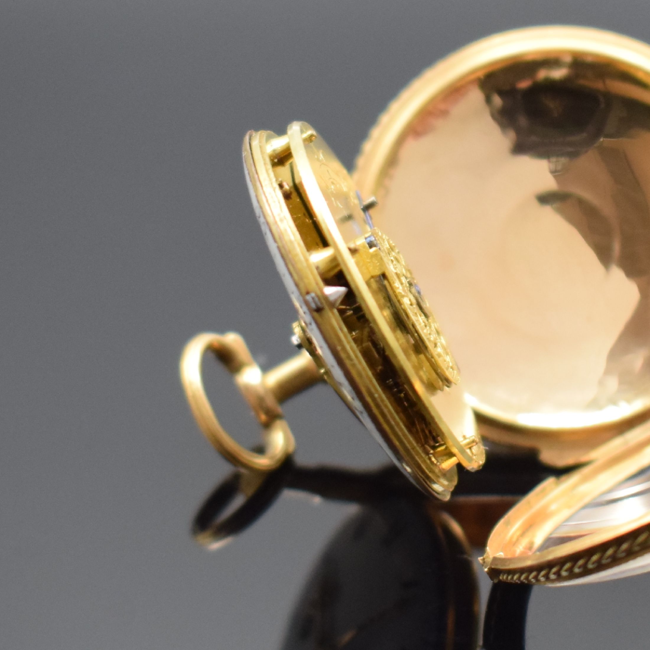 Detail d: KOMMA-HEMMUNG seltene frühe Goldtaschenuhr in GG 750/000, Schweiz um 1790, Schlüsselaufzug, Gehäuse m. großem Aussenscharnier, rücks. zentral in ...