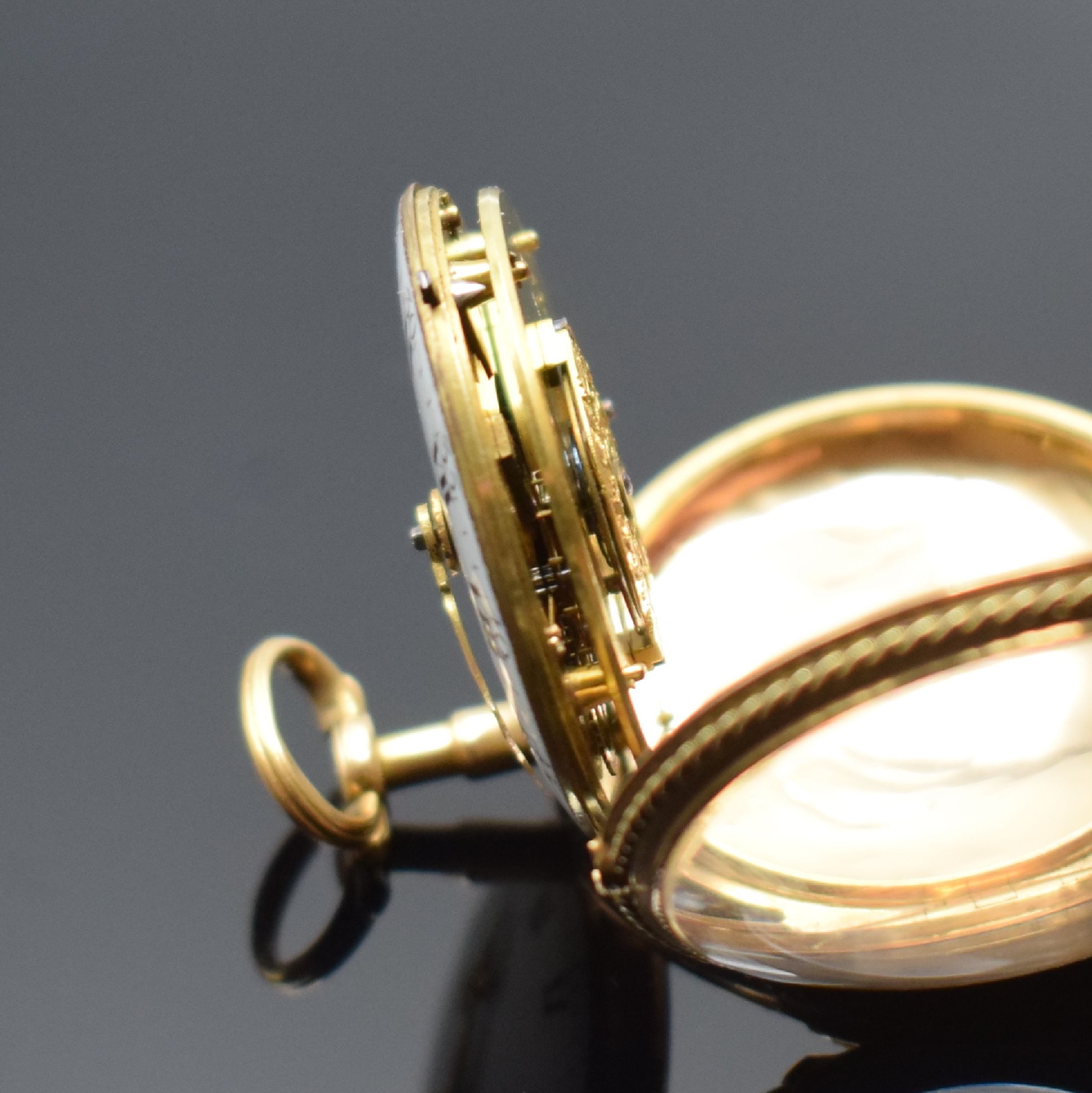 Detail e: KOMMA-HEMMUNG seltene frühe Goldtaschenuhr in GG 750/000, Schweiz um 1790, Schlüsselaufzug, Gehäuse m. großem Aussenscharnier, rücks. zentral in ...