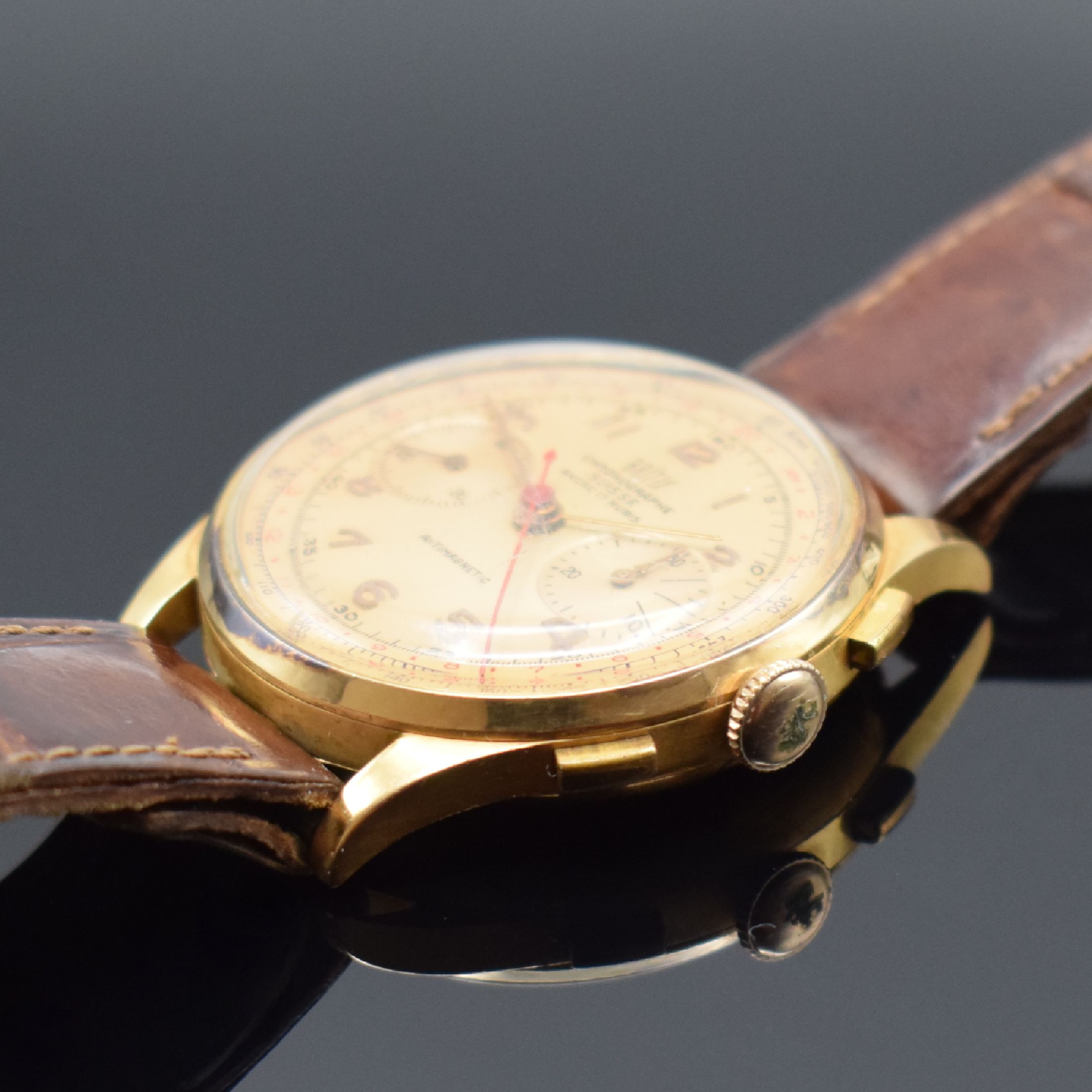 Detail b: BRITIX / Chronographe Suisse Herrenarmbanduhr mit Chronograph in RG 750/000, Schweiz um 1950, Handaufzug, Boden & Glasrand aufgedr., kupferfarb. ...