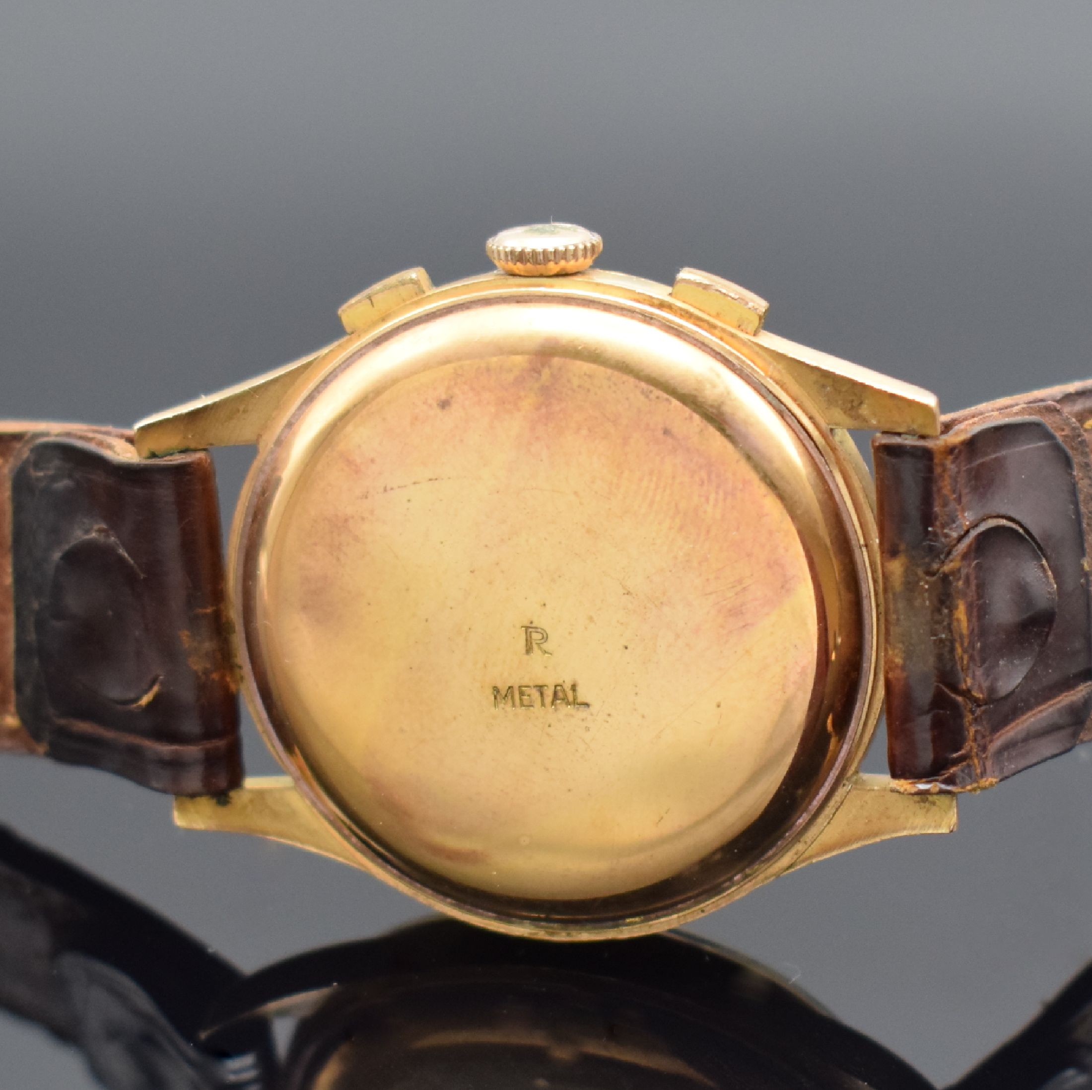 Detail e: BRITIX / Chronographe Suisse Herrenarmbanduhr mit Chronograph in RG 750/000, Schweiz um 1950, Handaufzug, Boden & Glasrand aufgedr., kupferfarb. ...