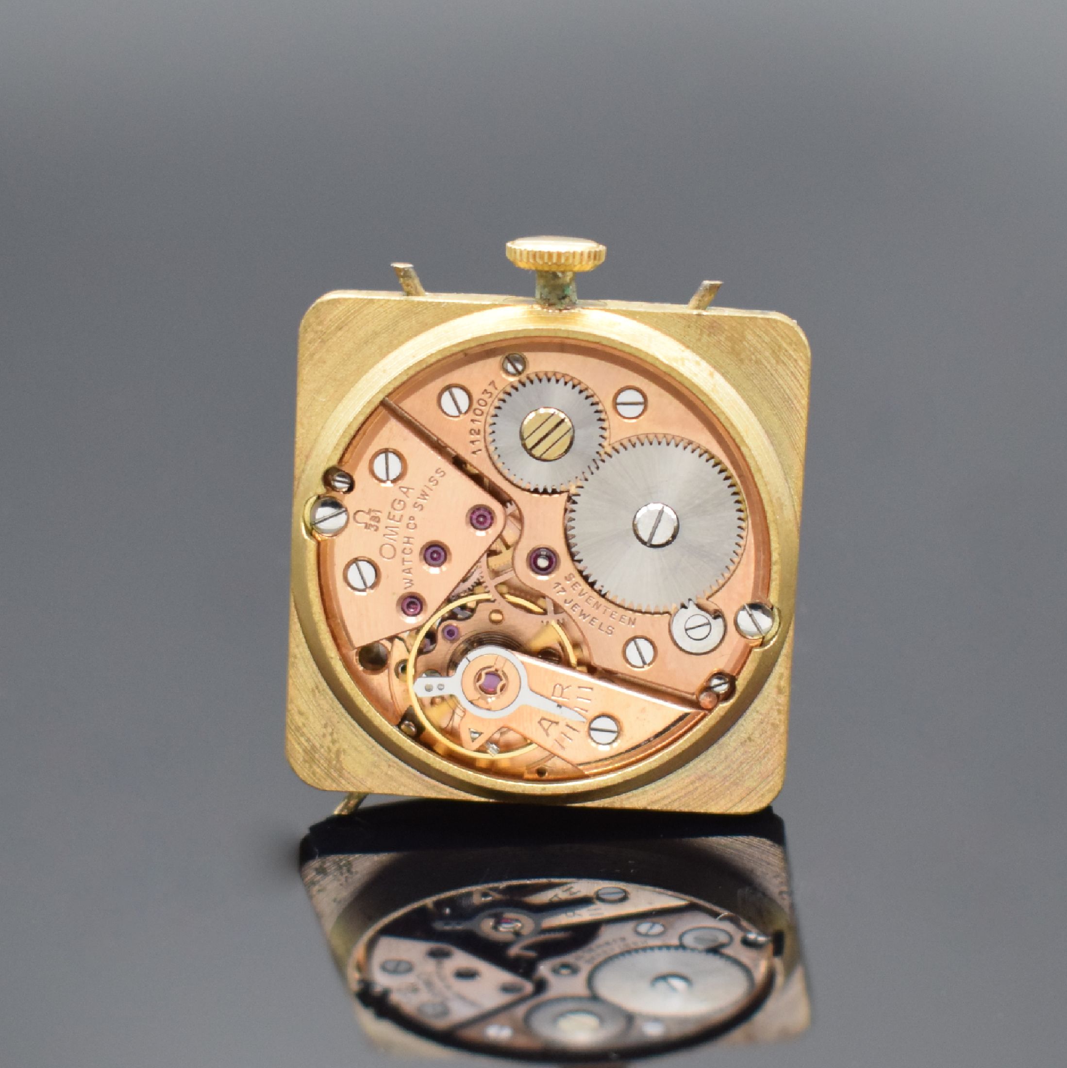 Detail d: OMEGA Cosmic Referenz 3944 seltene quadratische Kalenderuhr in GG 750/000, Schweiz lt. Archivauszug verk. Dez. 1951, Handaufzug, unpoliertes gedr. ...