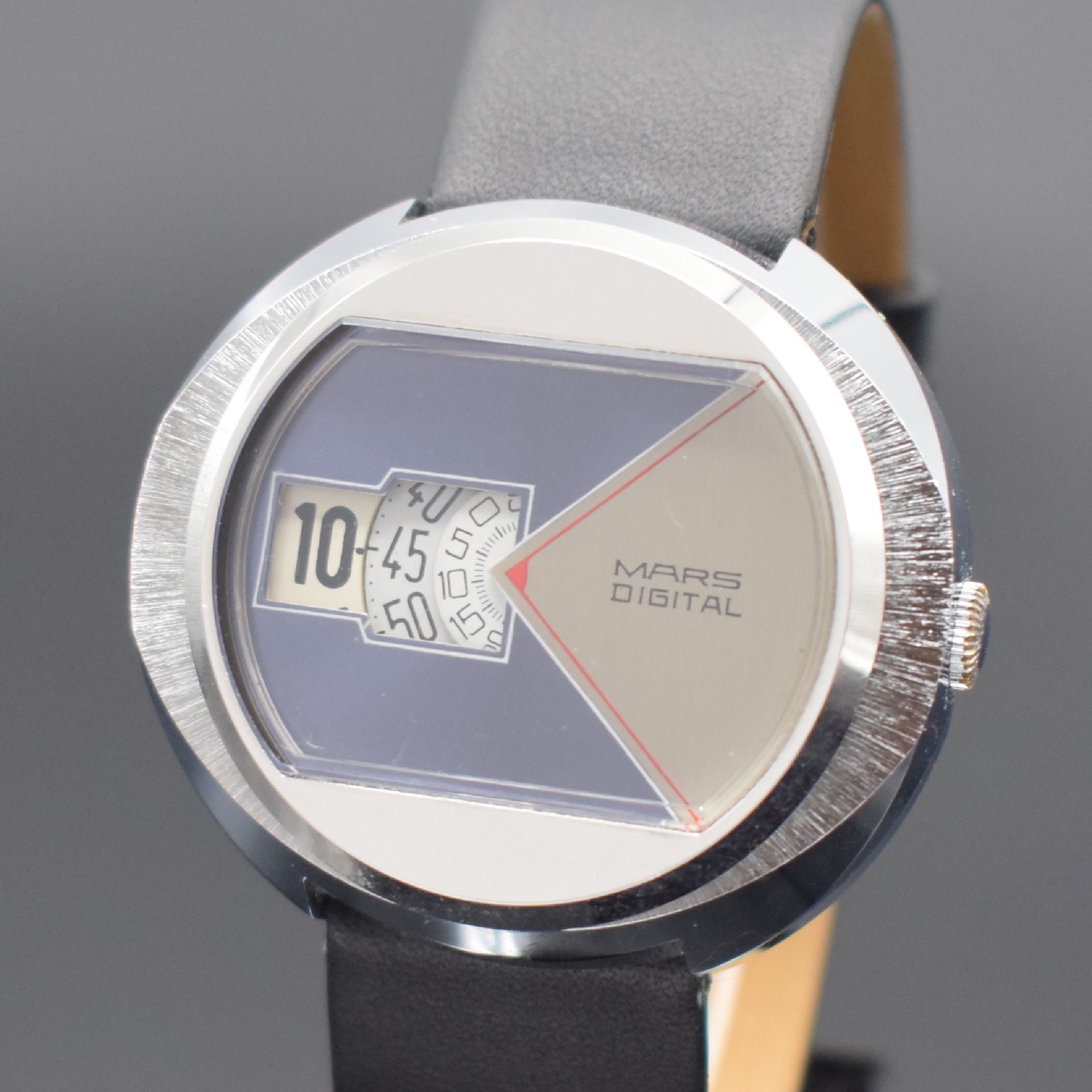 Detail a: MARS Digital Herrenarmbanduhr, Deutschland um 1970, Handaufzug, verchr. Gehäuse, Stahlboden gedr., 2-farb. Zifferbl. m. digitaler Anz. v. Std., Min. ...