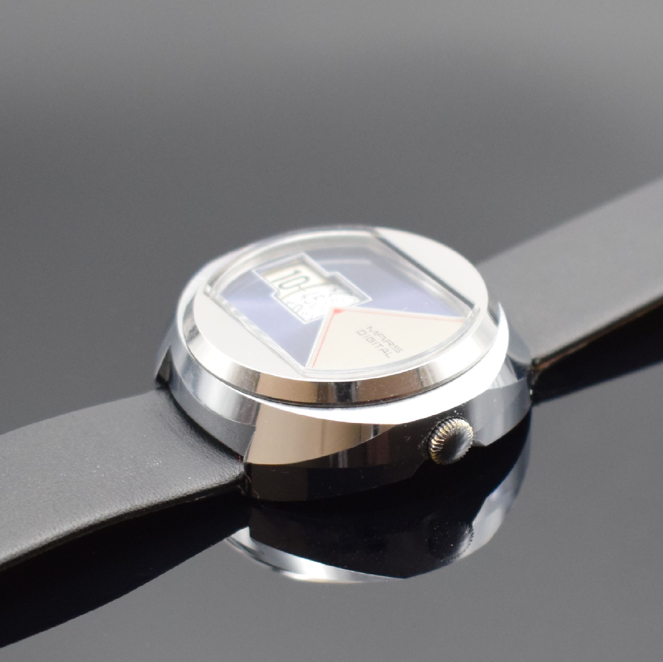 Detail b: MARS Digital Herrenarmbanduhr, Deutschland um 1970, Handaufzug, verchr. Gehäuse, Stahlboden gedr., 2-farb. Zifferbl. m. digitaler Anz. v. Std., Min. ...