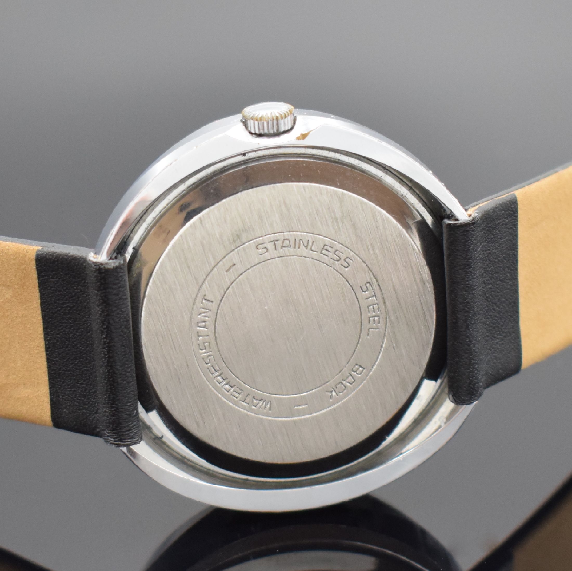 Detail c: MARS Digital Herrenarmbanduhr, Deutschland um 1970, Handaufzug, verchr. Gehäuse, Stahlboden gedr., 2-farb. Zifferbl. m. digitaler Anz. v. Std., Min. ...