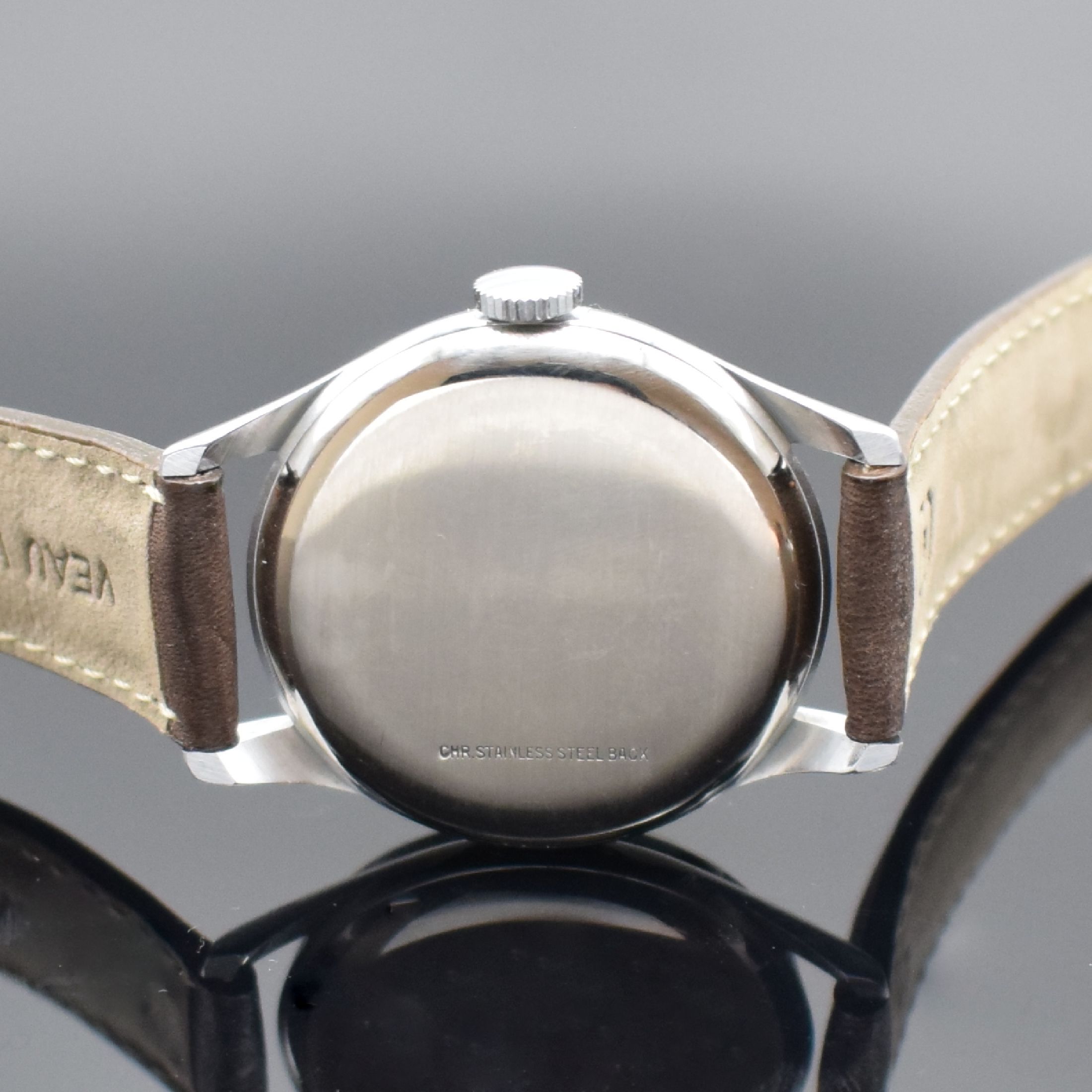 Detail c: DROZ Valjoux 90 Herrenarmbanduhr mit Vollkalender, Schweiz um 1950, Handaufzug, verchr. Geh., gedr. Stahlboden, seitl. Korrekturdrücker, silb. ...