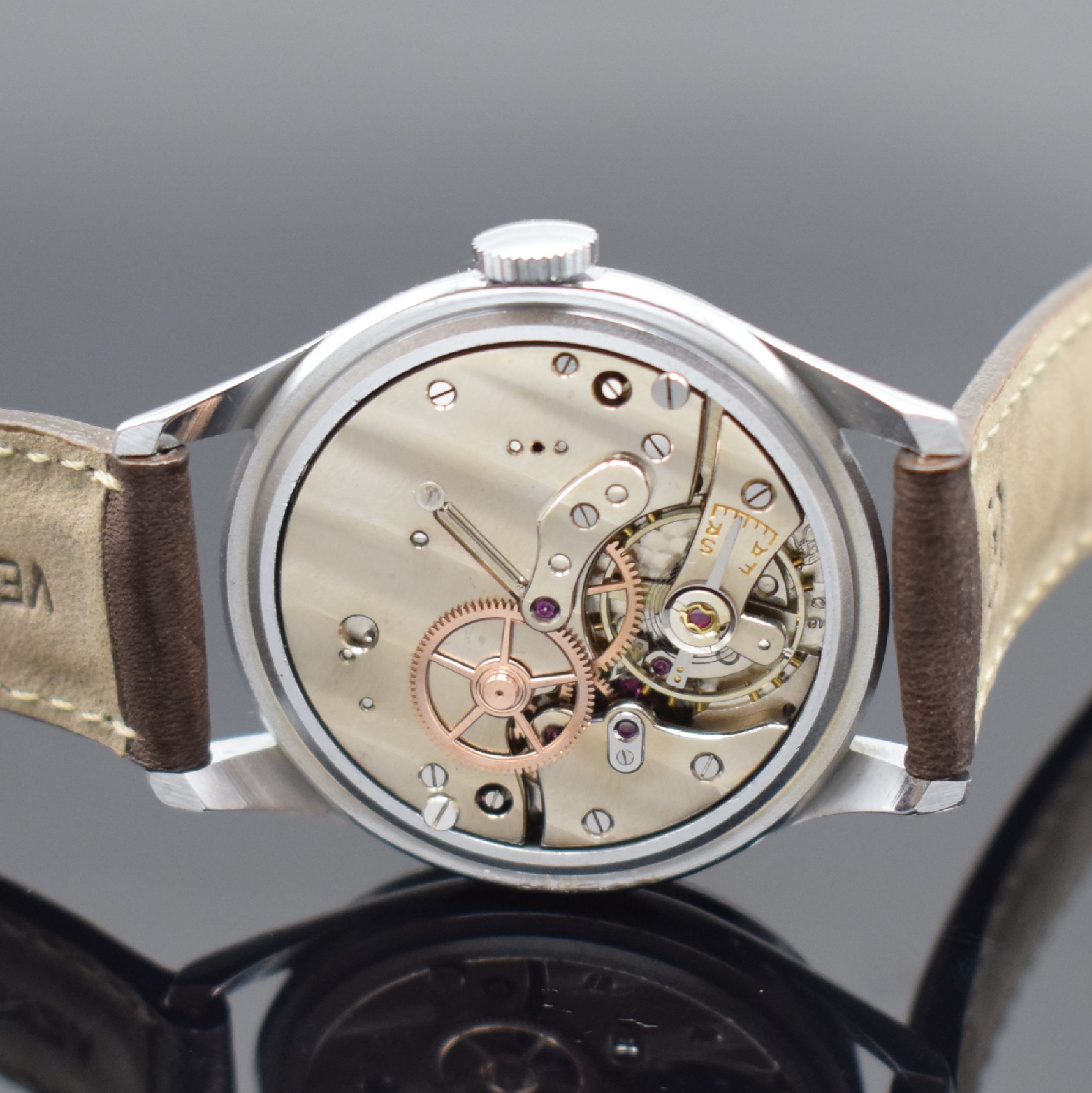 Detail d: DROZ Valjoux 90 Herrenarmbanduhr mit Vollkalender, Schweiz um 1950, Handaufzug, verchr. Geh., gedr. Stahlboden, seitl. Korrekturdrücker, silb. ...