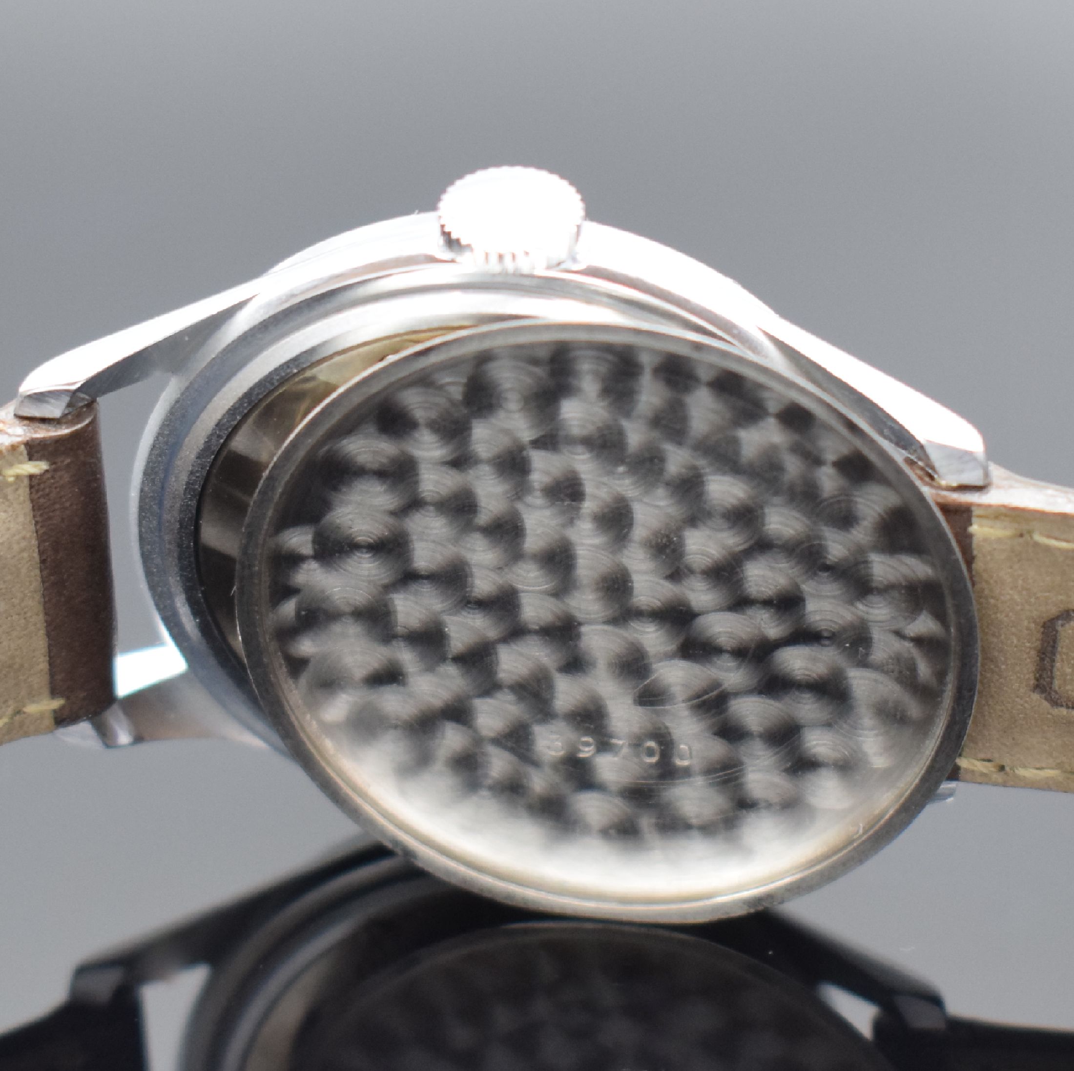 Detail e: DROZ Valjoux 90 Herrenarmbanduhr mit Vollkalender, Schweiz um 1950, Handaufzug, verchr. Geh., gedr. Stahlboden, seitl. Korrekturdrücker, silb. ...