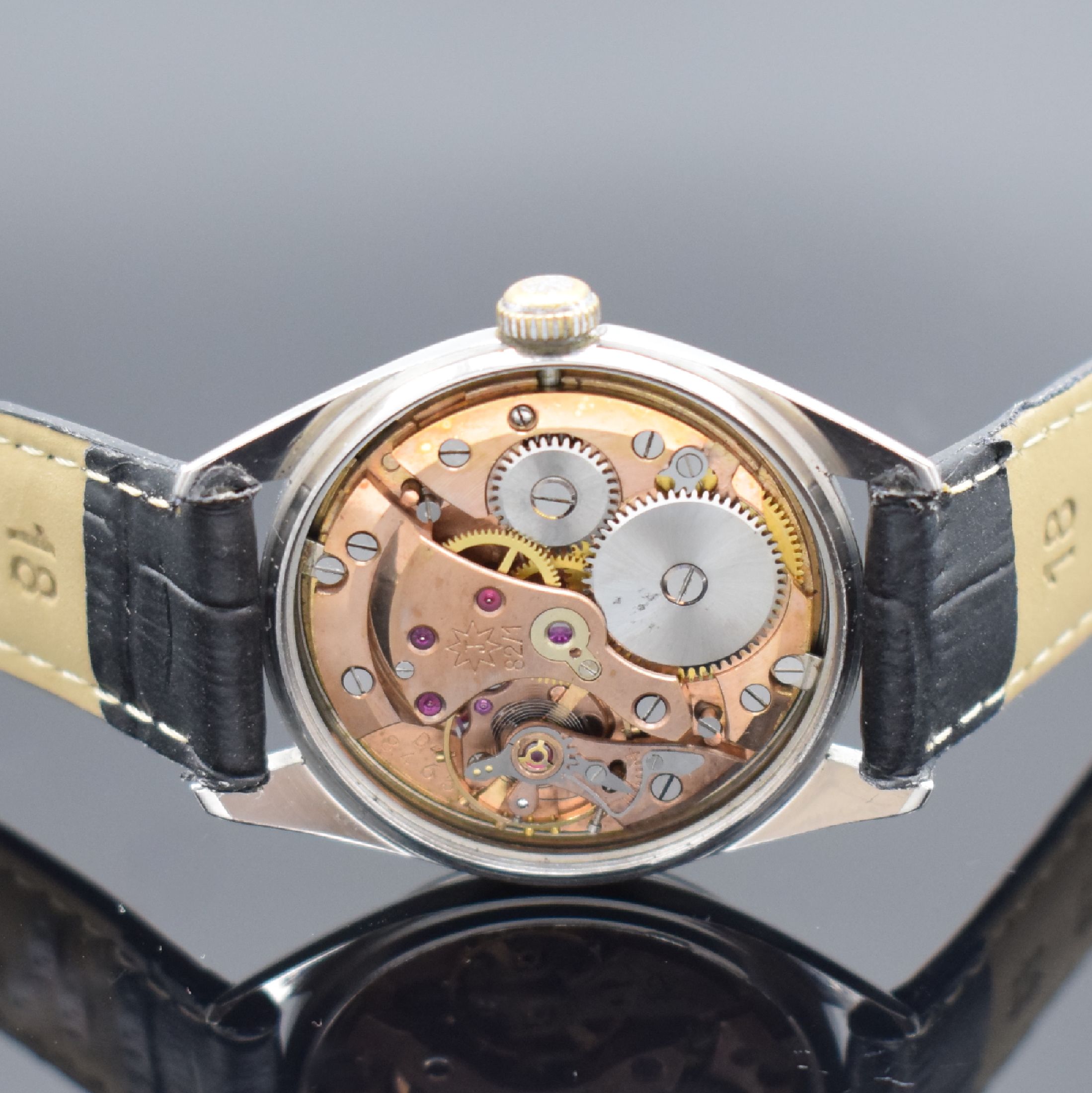Detail d: JUNGHANS Chronometer Kaliber 82/1 in Stahl, Deutschland um 1954, Handaufzug, verschr. Geh., Krone später, grau/schwarz/silb. Zifferbl. fl., gold. ...