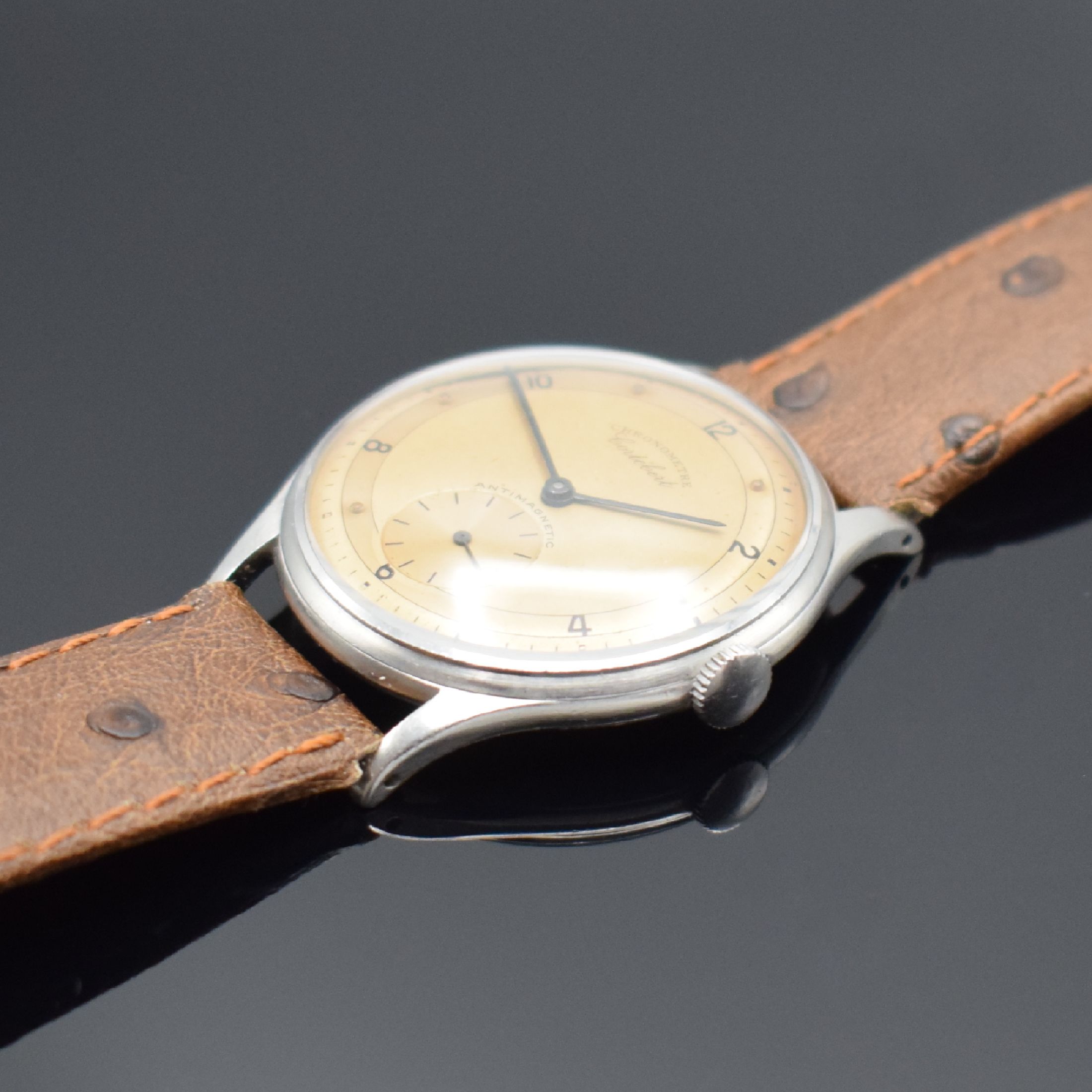 Detail a: CORTEBERT Chronometre sehr seltenes Armbandchronometer in Stahl, Schweiz um 1945, Handaufzug, 3-tlg. Geh., Boden & Glasrand aufgedr., Lachsfarb. ...