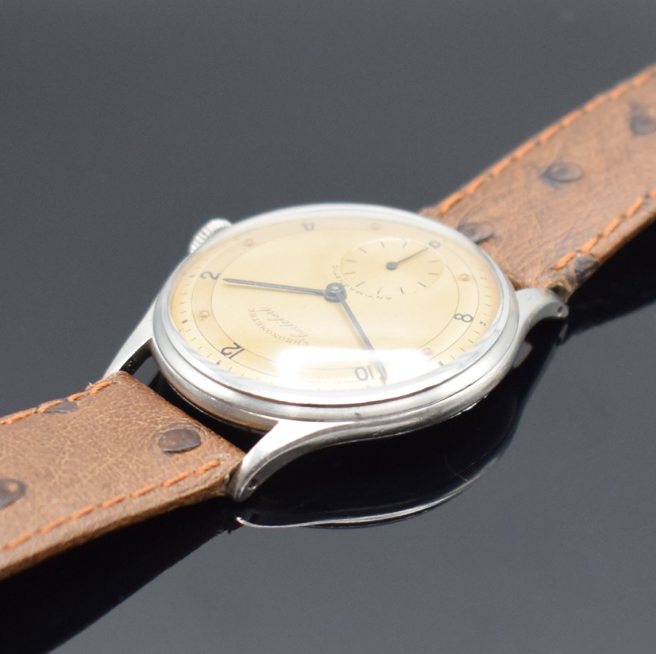 Detail b: CORTEBERT Chronometre sehr seltenes Armbandchronometer in Stahl, Schweiz um 1945, Handaufzug, 3-tlg. Geh., Boden & Glasrand aufgedr., Lachsfarb. ...