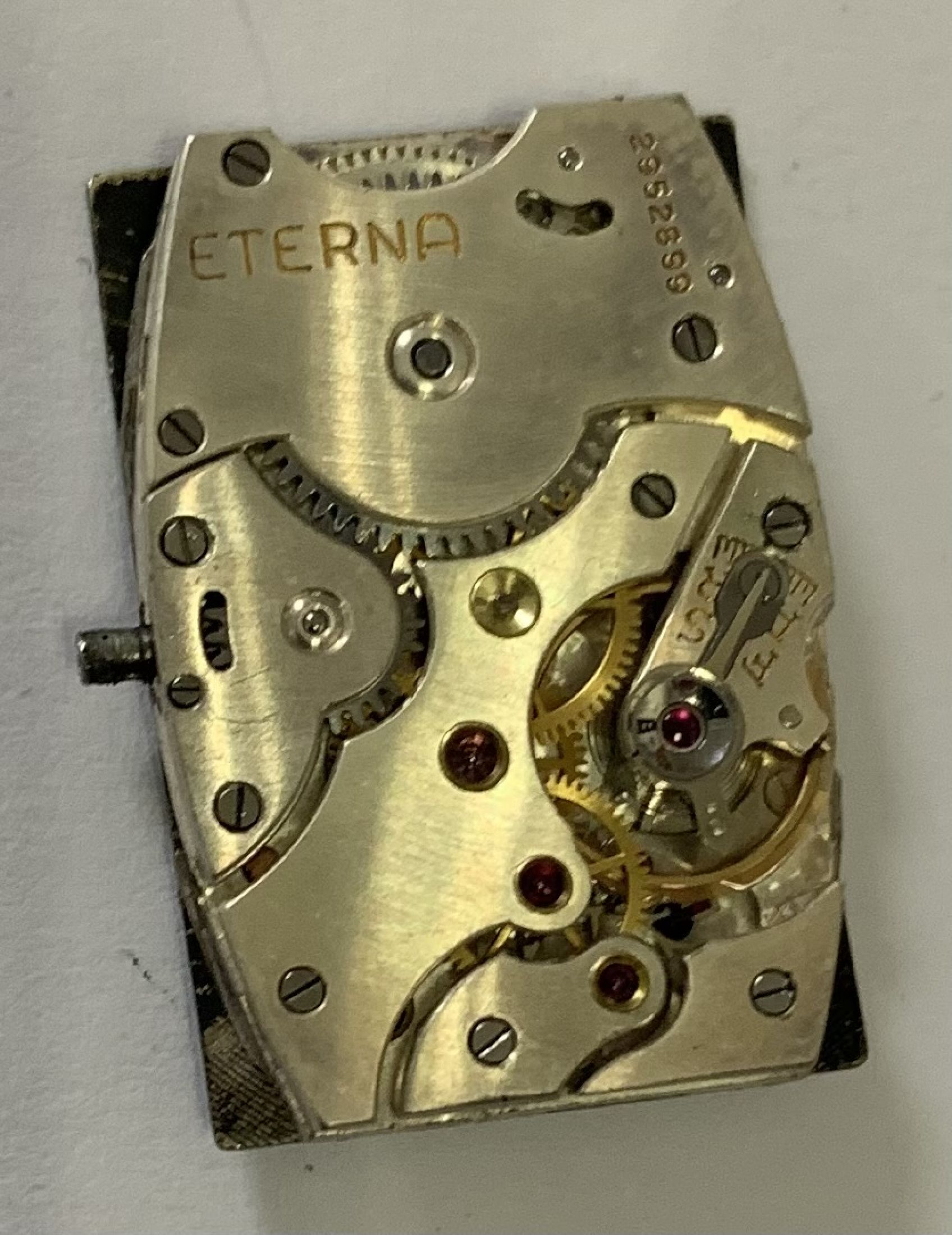 Detail d: ETERNA seltene rechteckige Armbanduhr mit verschraubtem Boden in Stahl, Schweiz um 1940, Handaufzug, 2-tlg. Geh., Boden 4-fach verschr., schwarzes ...