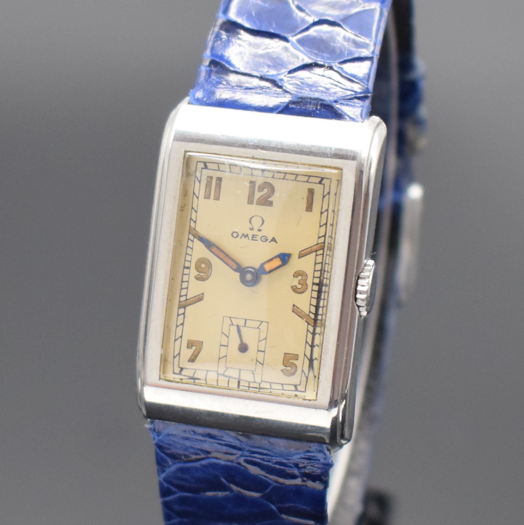 Detail a: OMEGA T17 rechteckige Armbanduhr in Stahl, Schweiz um 1936, Handaufzug, seltenes gedr. Spezial-Geh., Werk unter Staubschutz, silb. Zifferbl., ...