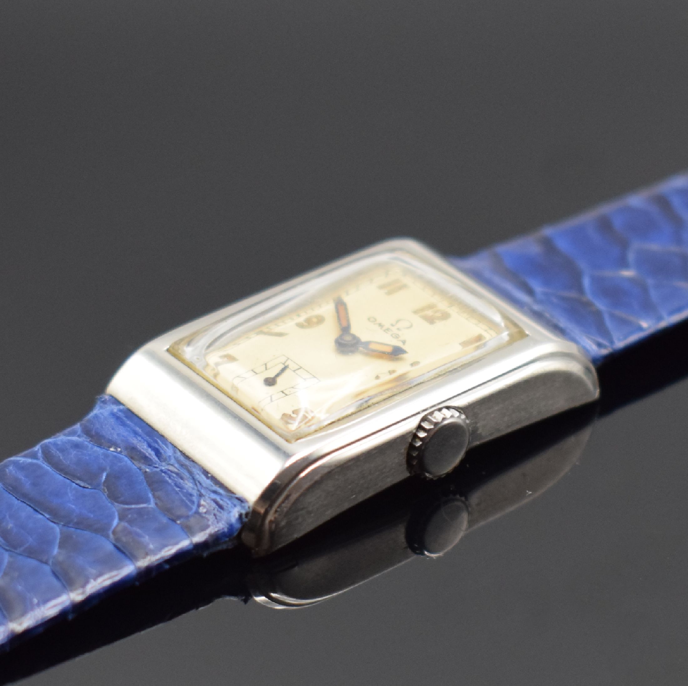 Detail b: OMEGA T17 rechteckige Armbanduhr in Stahl, Schweiz um 1936, Handaufzug, seltenes gedr. Spezial-Geh., Werk unter Staubschutz, silb. Zifferbl., ...