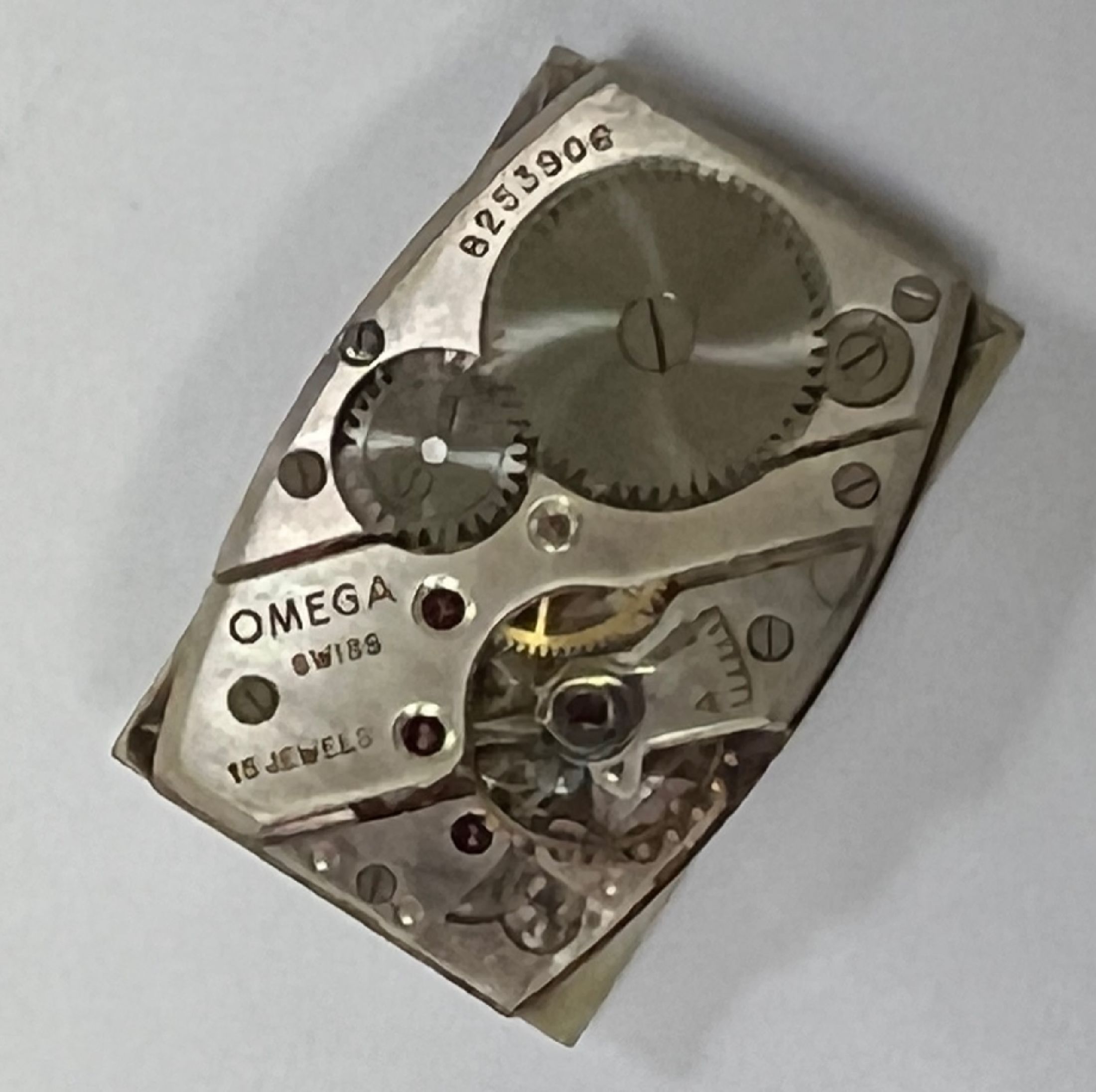 Detail d: OMEGA T17 rechteckige Armbanduhr in Stahl, Schweiz um 1936, Handaufzug, seltenes gedr. Spezial-Geh., Werk unter Staubschutz, silb. Zifferbl., ...
