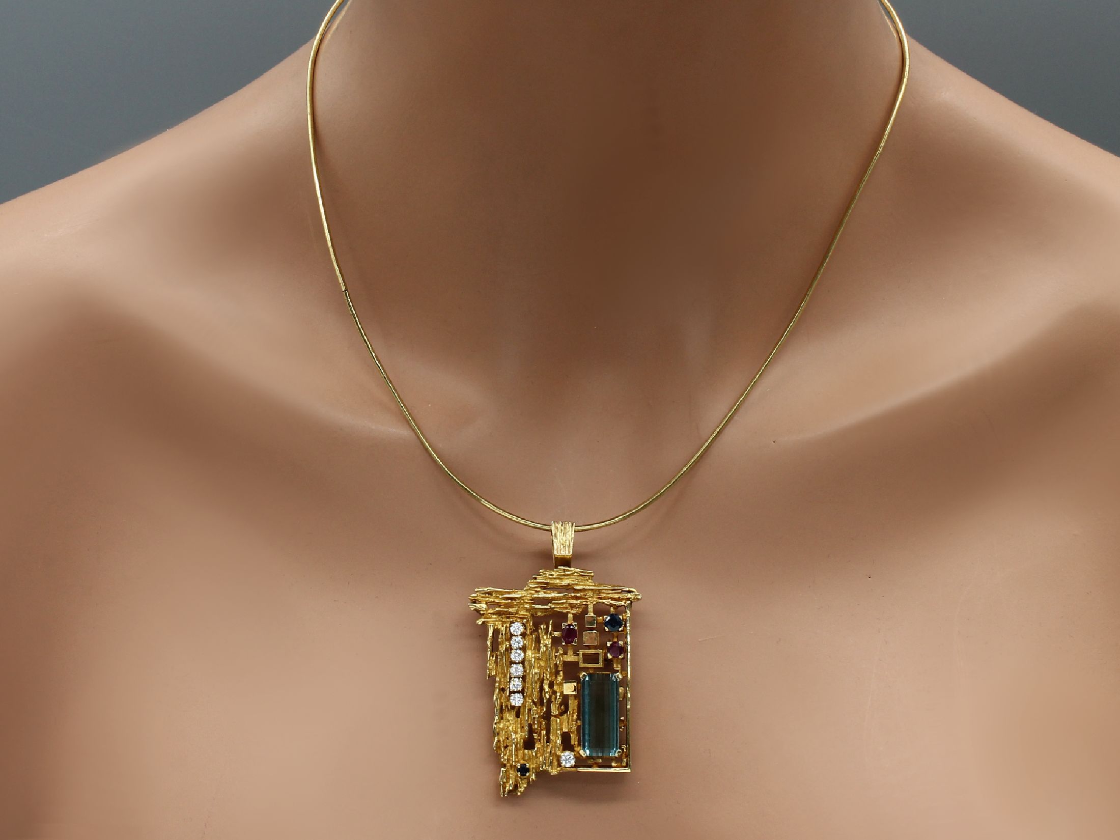 Detail c: 18 kt Gold Farbstein-Diamant-Brosche/Anhänger, GG 750/000, ausgefallen, rechteckig facett.blau Topas (beh.) ca. 6.0 ct, 7 Diamanten zus.ca. 0.35 ct ...