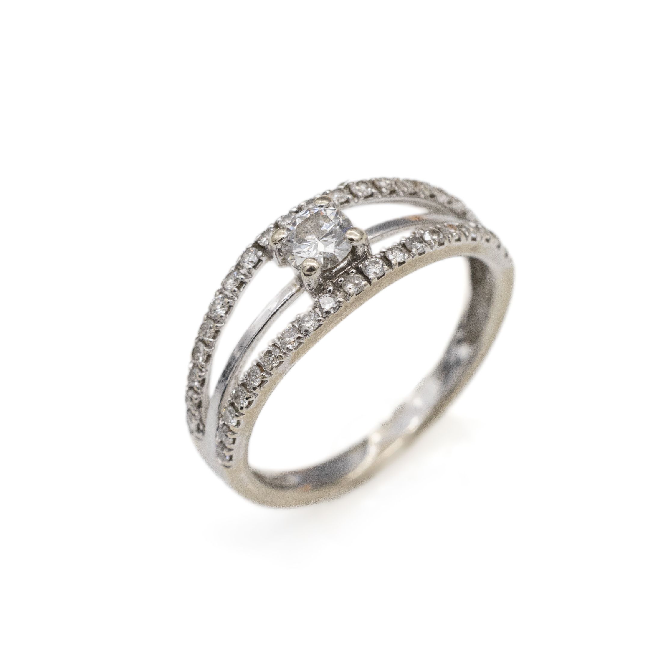 18 kt Gold Diamant-Ring, WG 750/000, mittiger Diamant ca. 0.25 ct Weiß/si, 38 Diamanten zus. ca. 0.19 ct Weiß/si-p, RW 54, ca. 2.9 g