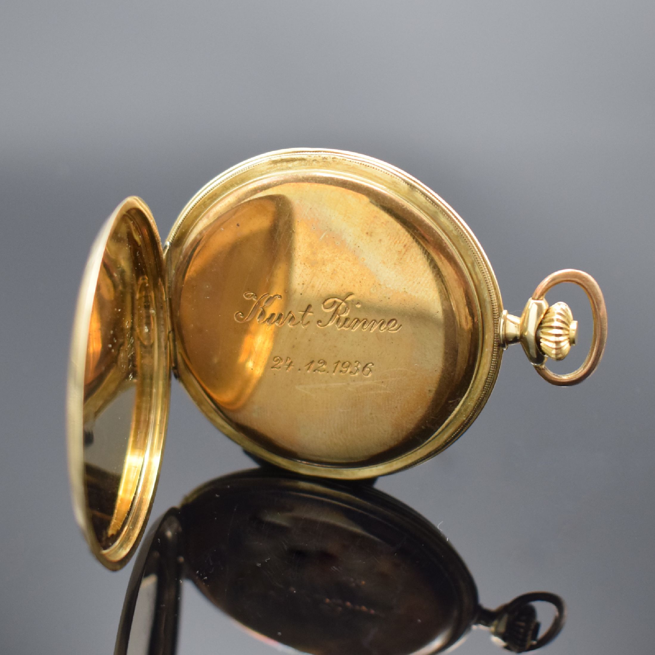 Detail e: ALPINA Savonette Frackuhr in GG 585/000, Schweiz 1930er Jahre, 2-Deckel Goldgeh. altersbed. dell., Münzrand, verg. Cuvette mit Widmungsgravur, gold. ...