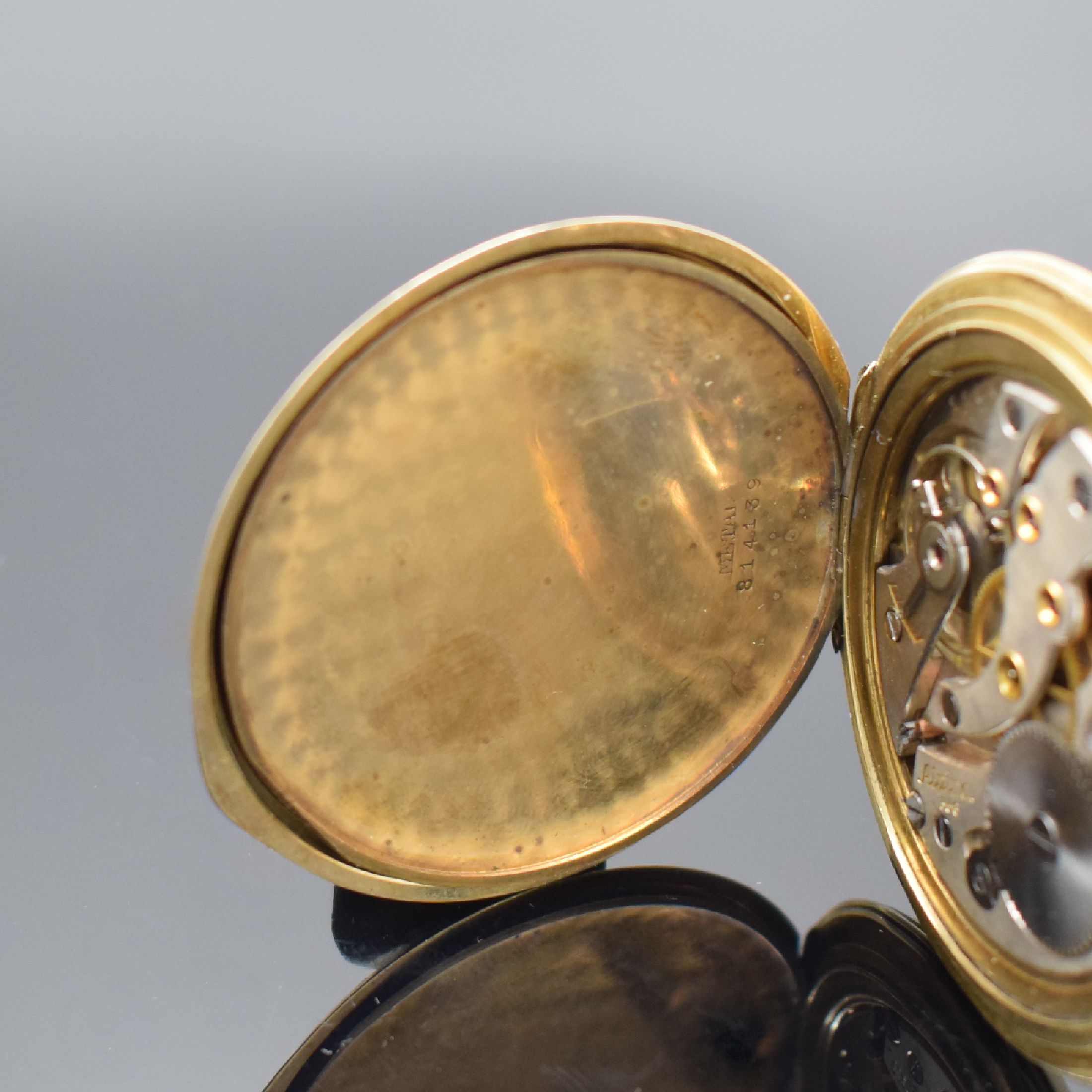 Detail f: ALPINA Savonette Frackuhr in GG 585/000, Schweiz 1930er Jahre, 2-Deckel Goldgeh. altersbed. dell., Münzrand, verg. Cuvette mit Widmungsgravur, gold. ...