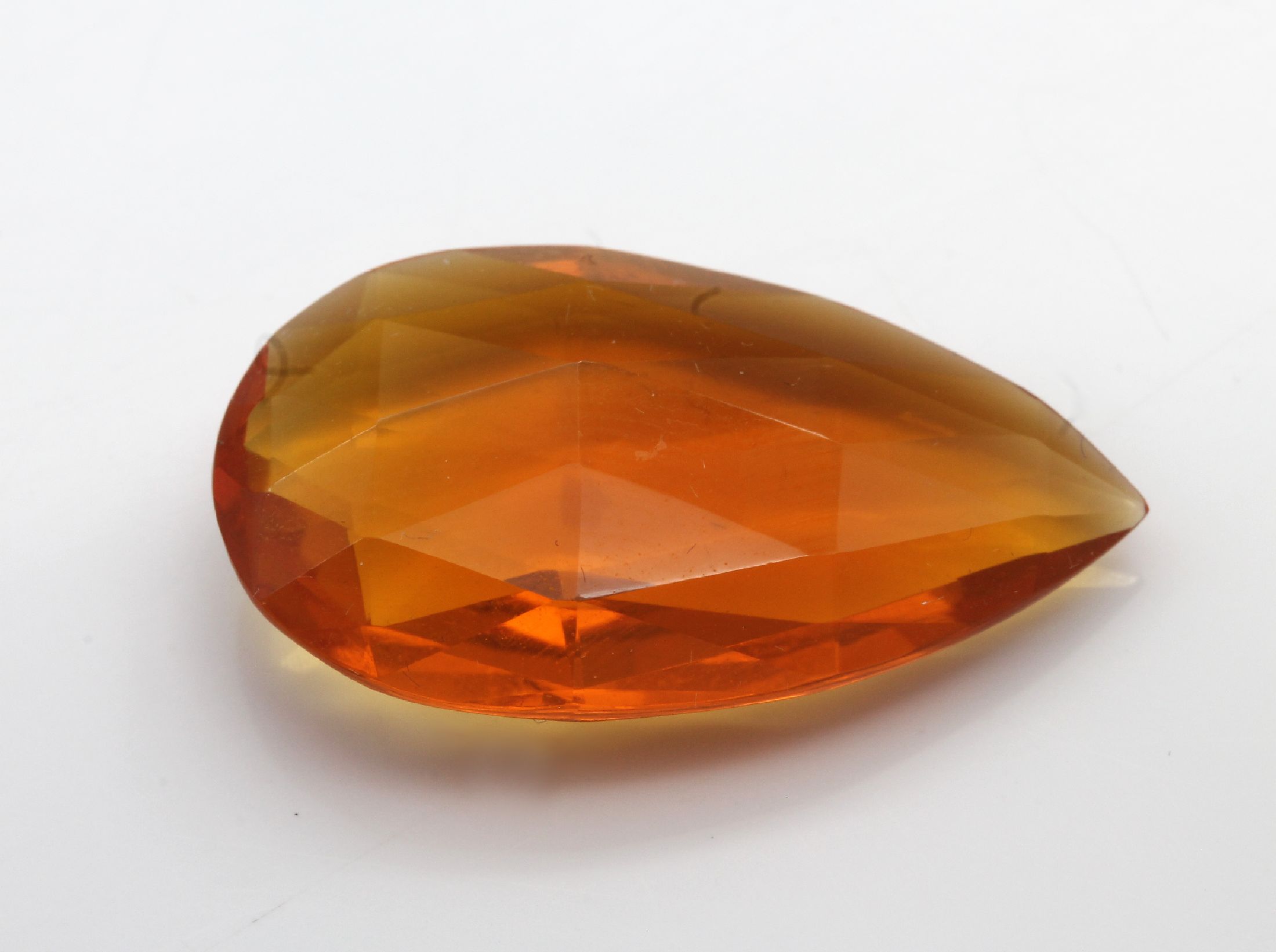 Detail a: Loser Feueropal, facett. Tropfen, ca. 8.94 ct, ca. 1.9 x 1.4 cm