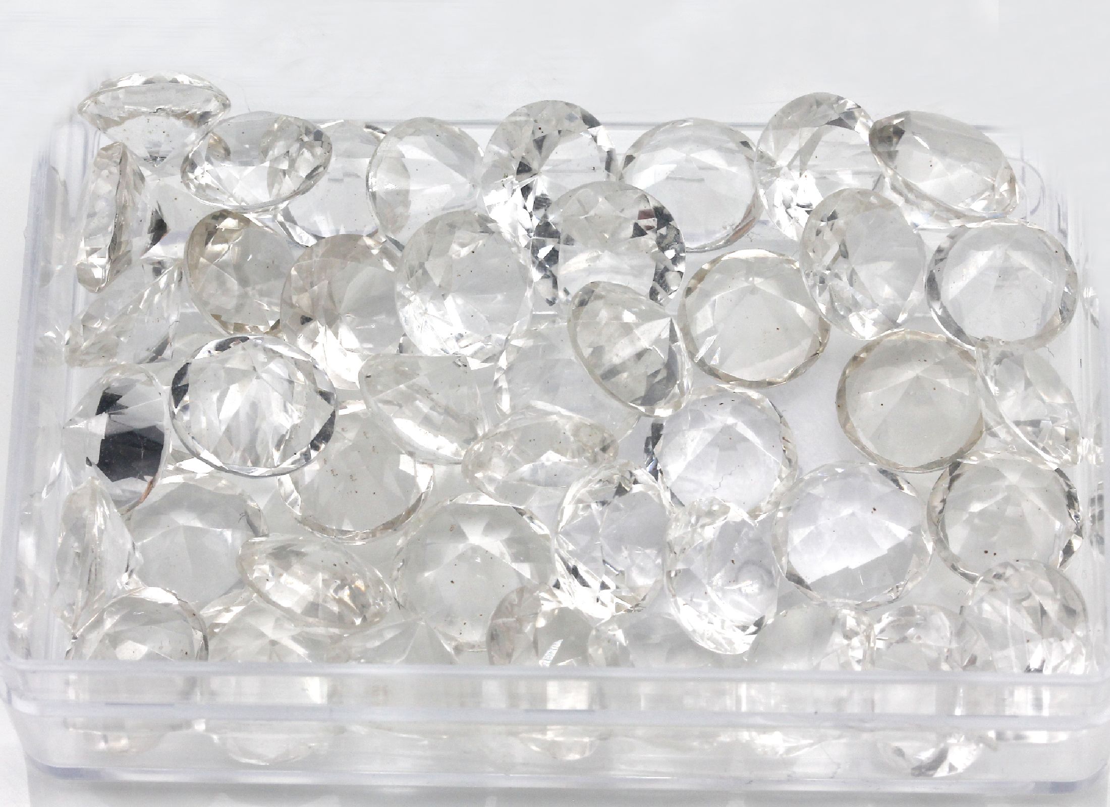 Detail a: Lot lose facett. Bergkristalle, zus. ca. 250 ct, rundfacett. in versch. Größen