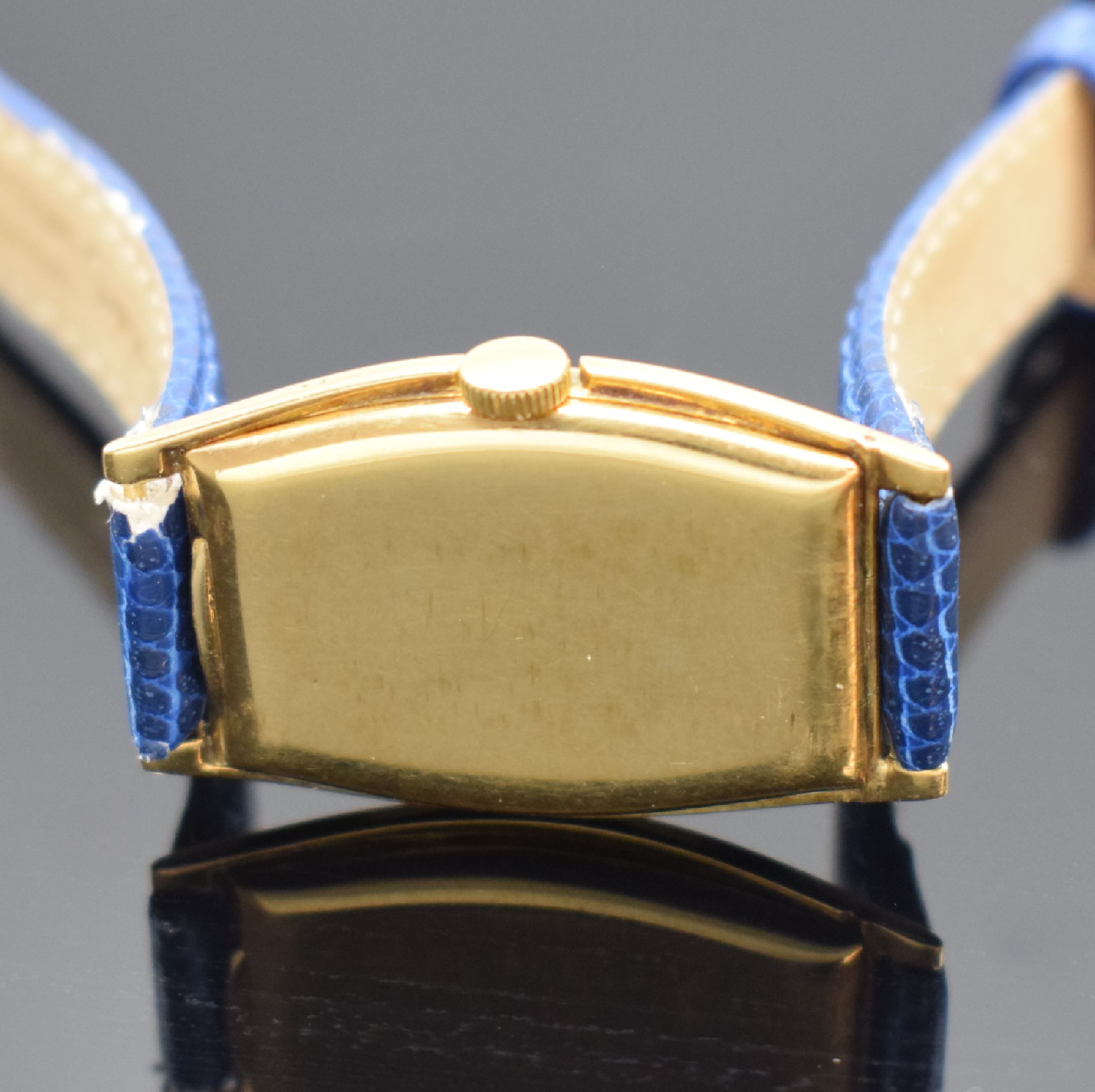 Detail c: Frühe tonneauförmige Armbanduhr in GG 750/000, Schweiz um 1925, Handaufzug, Scharniergeh., gold. Zifferbl. m. arab. Zahlen, gebl. Zeiger, Ankerwerk ...