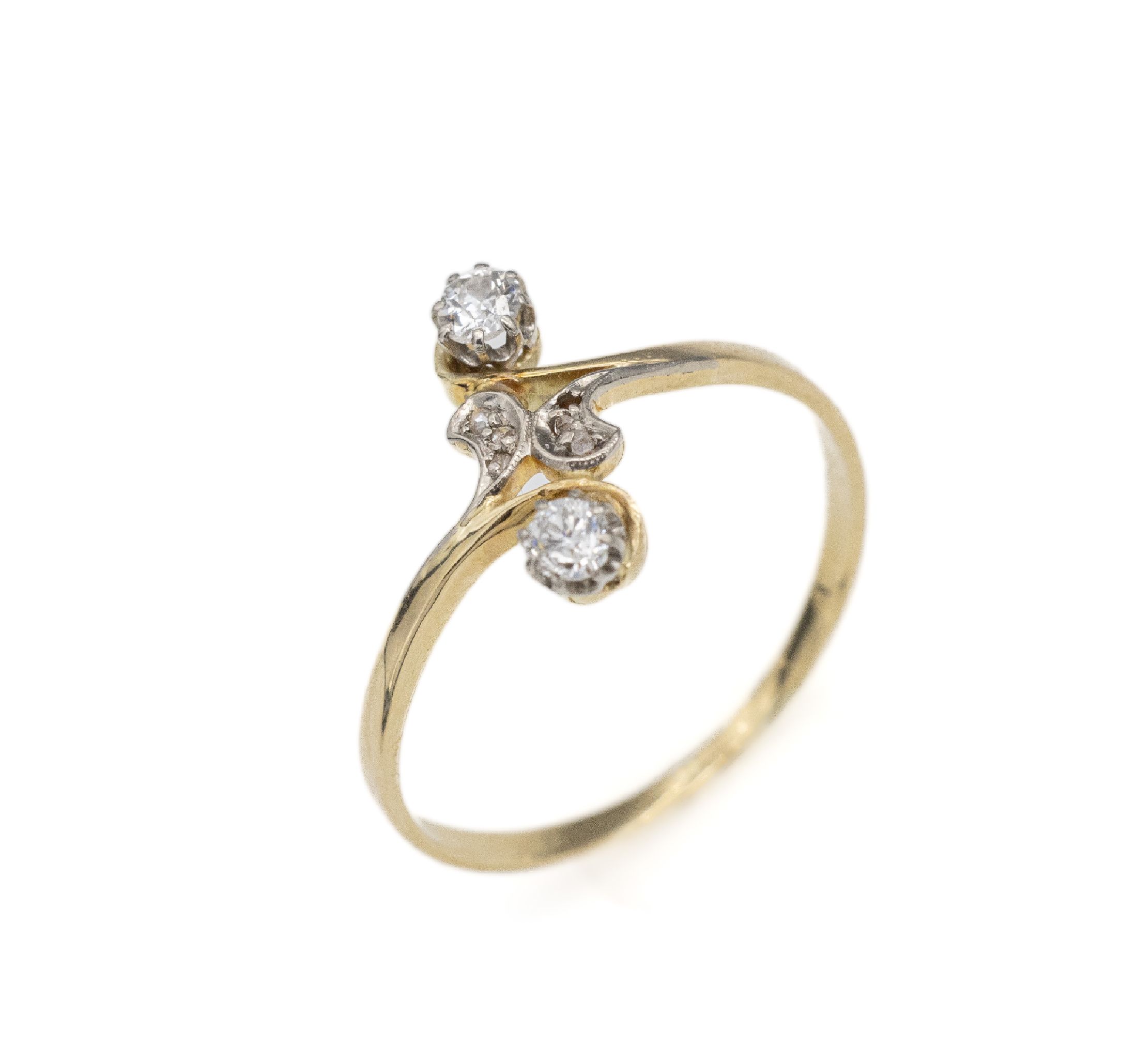 14 kt Gold Jugendstil-Diamant-Ring, GG 585/000, 2 Altschliff-Diam. zus. ca. 0.20 ct Weiß/si, 5 Diam.-Rosen (1 Stein fehlt)zus. ca. 0.05 ct, ca. 1.6 ...