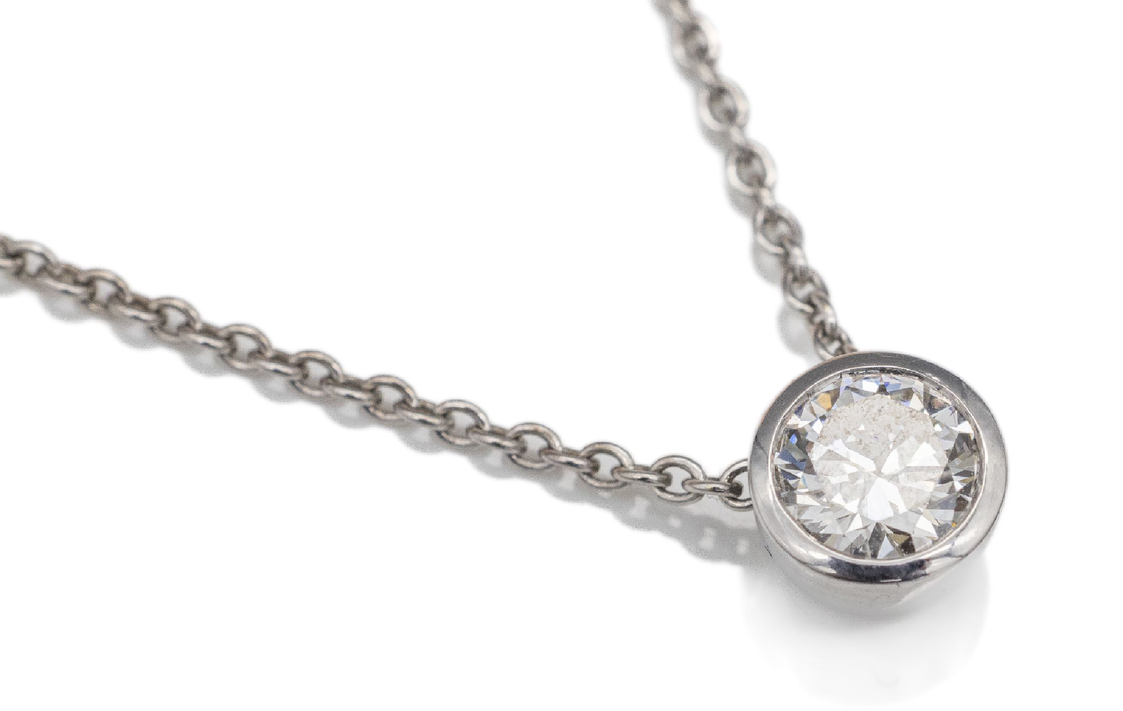 18 kt Gold Brillant-Anhänger, WG 750/000, Brillant in Zargenfassung 0.63 ct get./vs, L. ca. 42 cm, Karabinerschließe