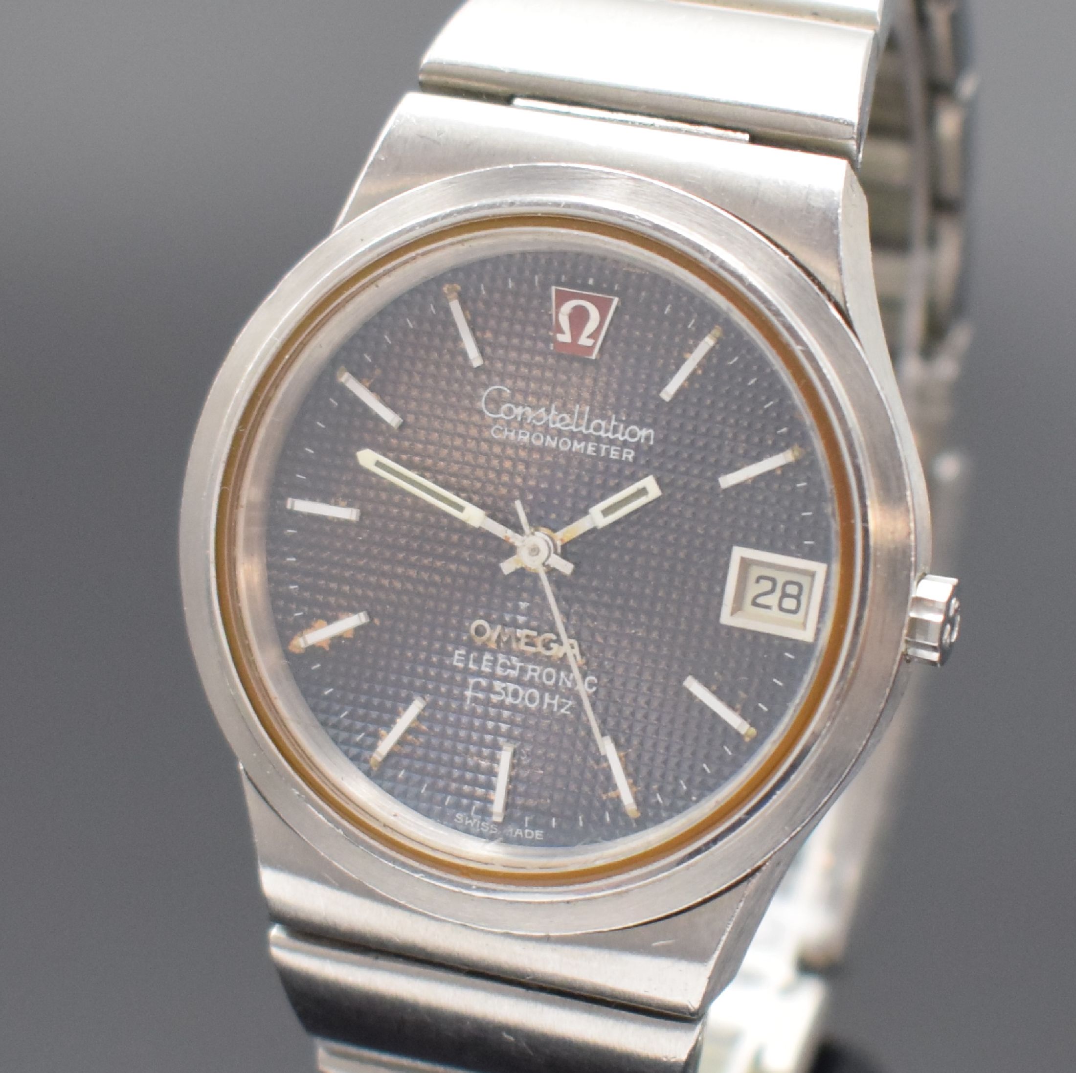 Detail a: OMEGA Electronic f300Hz Herrenarmbanduhr, Schweiz um 1972, Stahlgeh., Boden geschr., orig. Gliederband, Faltschl. mit Widmung, Zifferbl. m. aufges. ...
